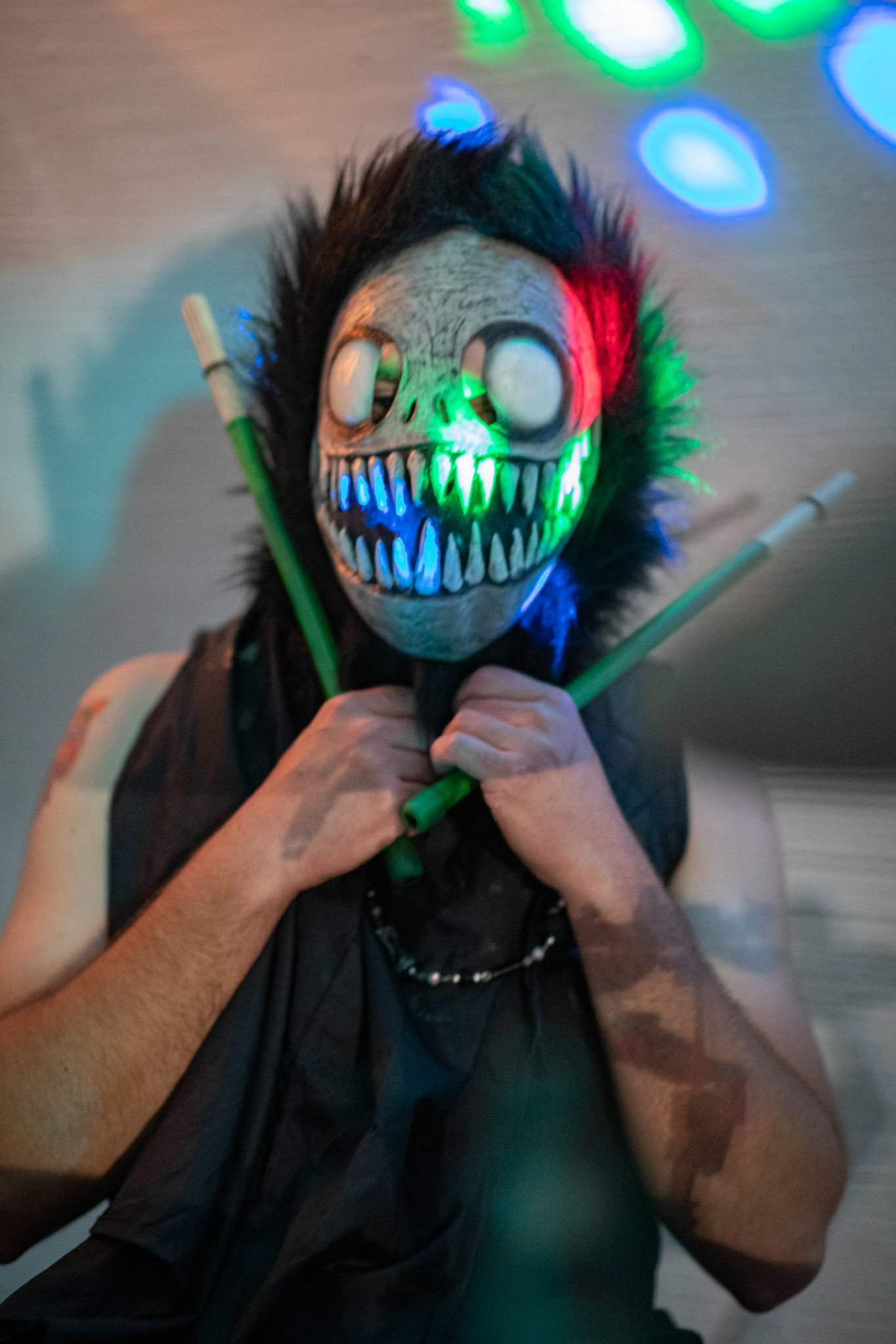 The Novorodkens, koncert w Warszawie, Dj Szneptuch – szczebiot czołowy, bas, chórki, sample, batuta i szpicrutaMagister Hitler – bas, wokaliza, chórki, gitara rytmiczna, najebkaDoktor PajHIVo – bębny, bongosy, gitara solowa, umiejętności wokalne, chórkiProfesor Gówniarz – lewizna wokalna, zwięzła i chóralna, wyprowadzanie ciosówProdziekan Pinglarz – uprawomocniony głos ścisły tudzież kantor, cytaty z brewiarzaInżynier Królewicz – gitara rytmiczna, solowa, przypowieści, świergoty i treleDocent Niedziwara – melodyka, chórki, kwilenia i jęki, odczynianie uroków, gusłaMrówka - perkusja,Hacrmistrz Gruczoł – walka z upośledzeniem, choreografia i obsługa gastronomiczna