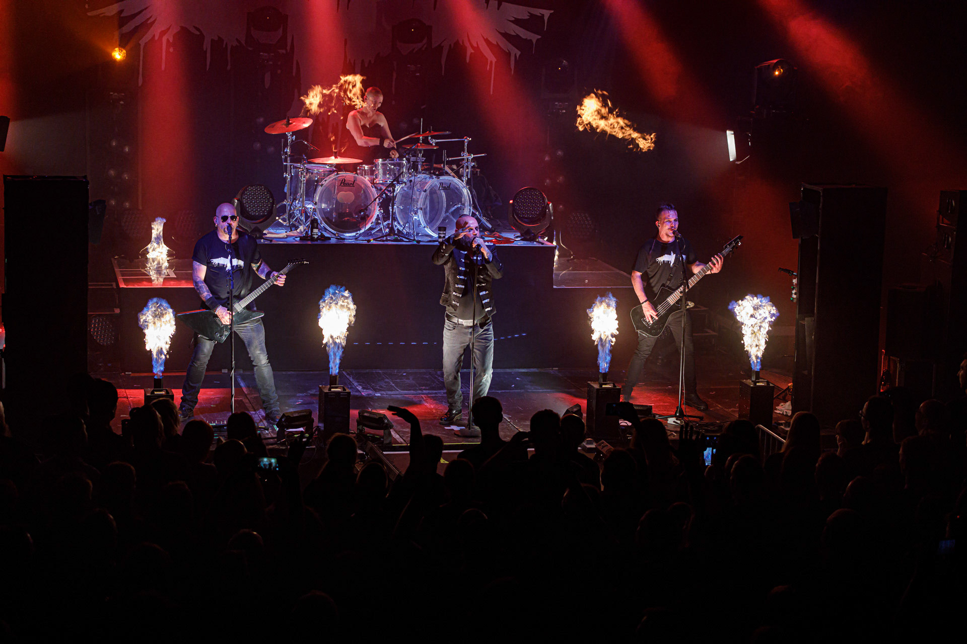 18.06.2022 - Mono Inc. zagrali w warszawskim klubie Progresja.Mono Inc. - niemiecki zespol z Hamburga wykonujący gotyckiego rocka, w składzie:Carl Fornia - git.Katha Mia - drums, Manuel Antoni - bass,Martin Engler - vocal,Gothic, industrial,  alternative, rock.Produkcja Winiary Bookings.fot. Andrzej Wasilkiewicz/kaziq.com