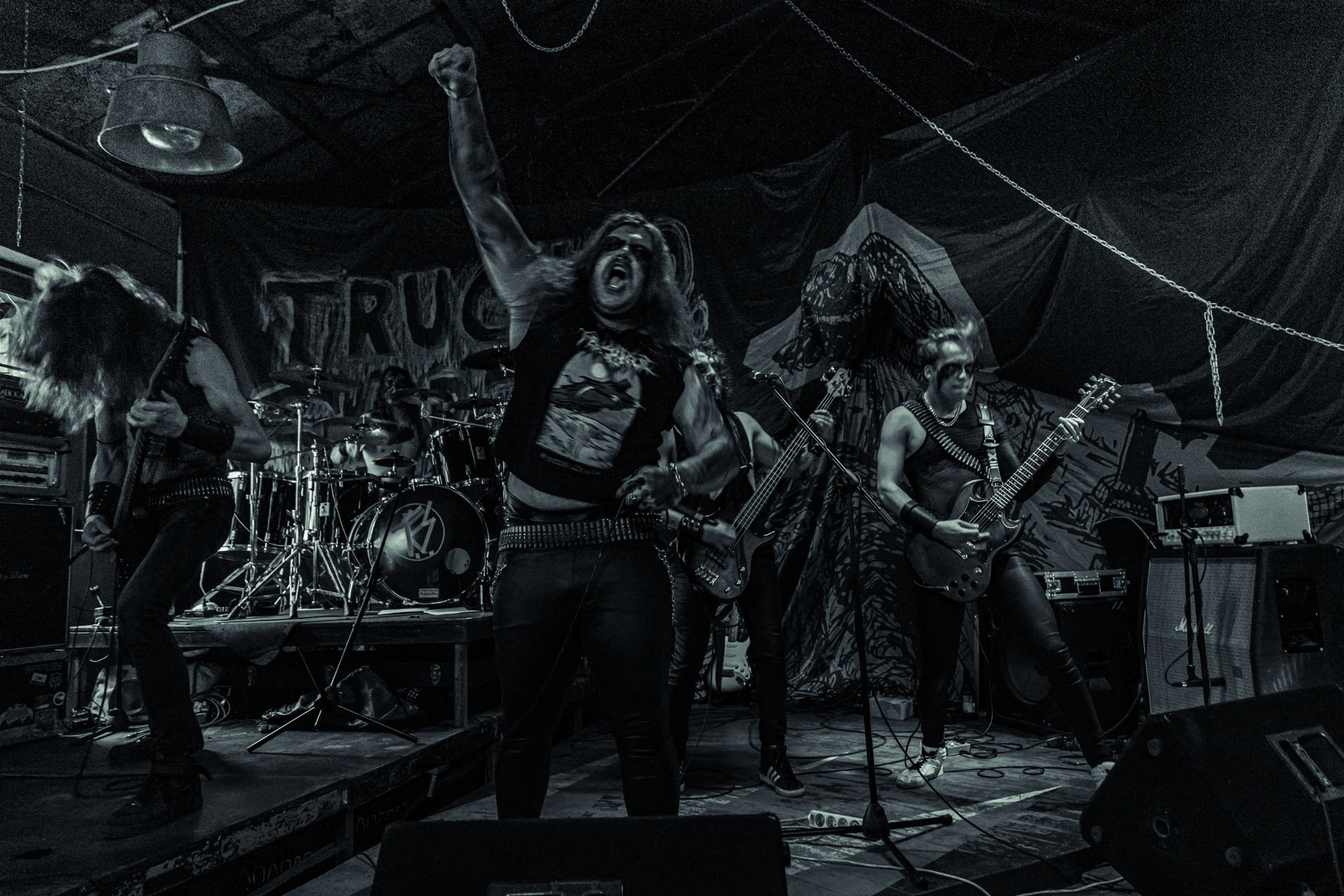 BAGNO (oldschool black/death)w składzie:Krzysiek - wokalKuba - gitaraThrasher - gitara Kacper - bassMaciek - garyDestrukcja i zgnilizna, wszystko czego nie chcesz usłyszeć a i tak się pojawisz, Druga fala dobrej muzy z Rzeszowa, bo pierwsza skończyła się w latach 90.Produkcja Left Hand Soundsfot. Andrzej Wasilkiewicz/kaziq.com