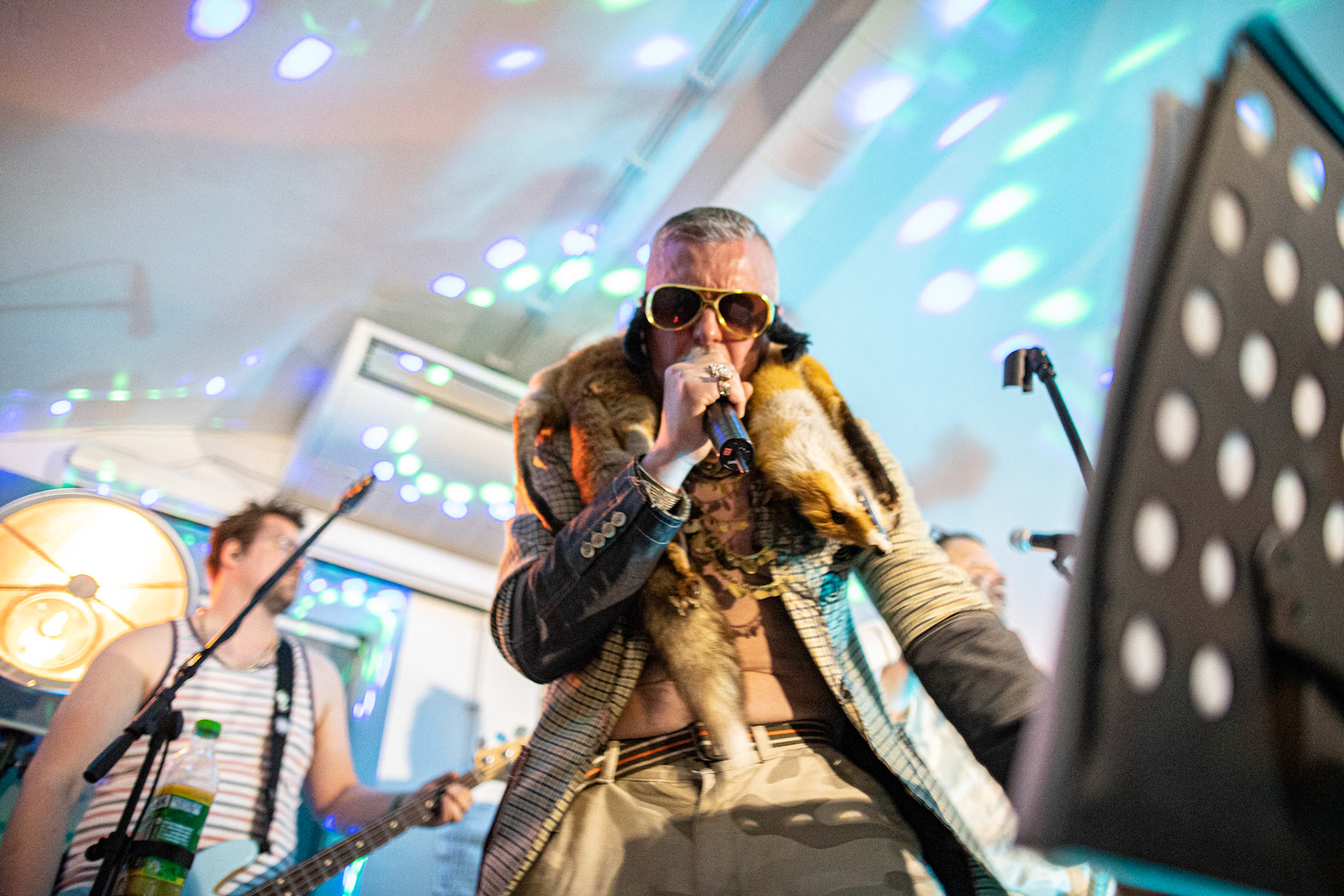 The Novorodkens, koncert w Warszawie, Dj Szneptuch – szczebiot czołowy, bas, chórki, sample, batuta i szpicrutaMagister Hitler – bas, wokaliza, chórki, gitara rytmiczna, najebkaDoktor PajHIVo – bębny, bongosy, gitara solowa, umiejętności wokalne, chórkiProfesor Gówniarz – lewizna wokalna, zwięzła i chóralna, wyprowadzanie ciosówProdziekan Pinglarz – uprawomocniony głos ścisły tudzież kantor, cytaty z brewiarzaInżynier Królewicz – gitara rytmiczna, solowa, przypowieści, świergoty i treleDocent Niedziwara – melodyka, chórki, kwilenia i jęki, odczynianie uroków, gusłaMrówka - perkusja,Hacrmistrz Gruczoł – walka z upośledzeniem, choreografia i obsługa gastronomiczna