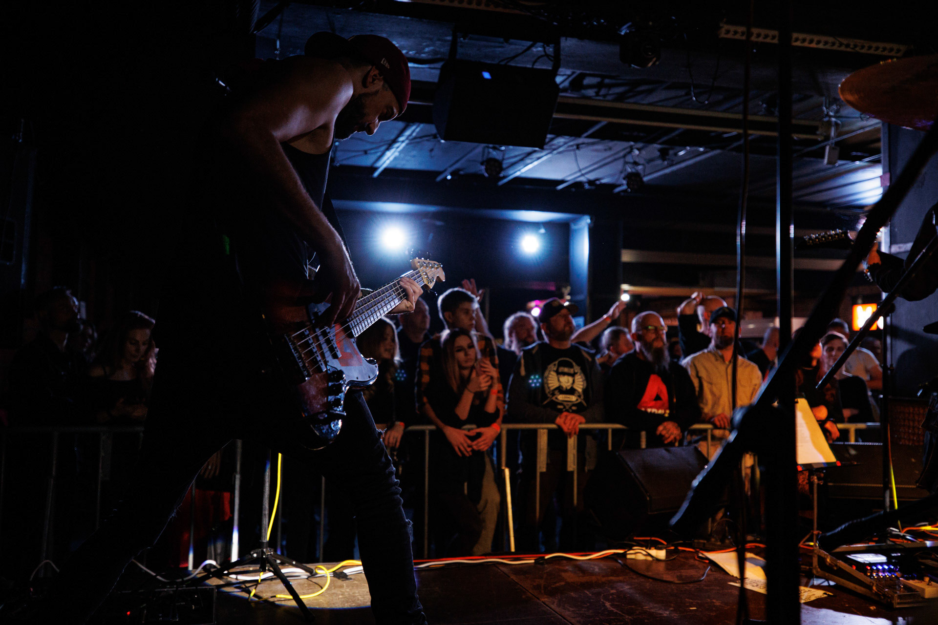 12.11.2021 Lipali - koncert Warszawa klub Remont.Najnowszy album „MOSTY, RZEKI, LUDZIE”.Lukasz Gajowy Gajowniczek - bass,Rock, rock progresywny, rock alternatywny, polski rock.fot. Andrzej kaziq Wasilkiewicz/Reporter