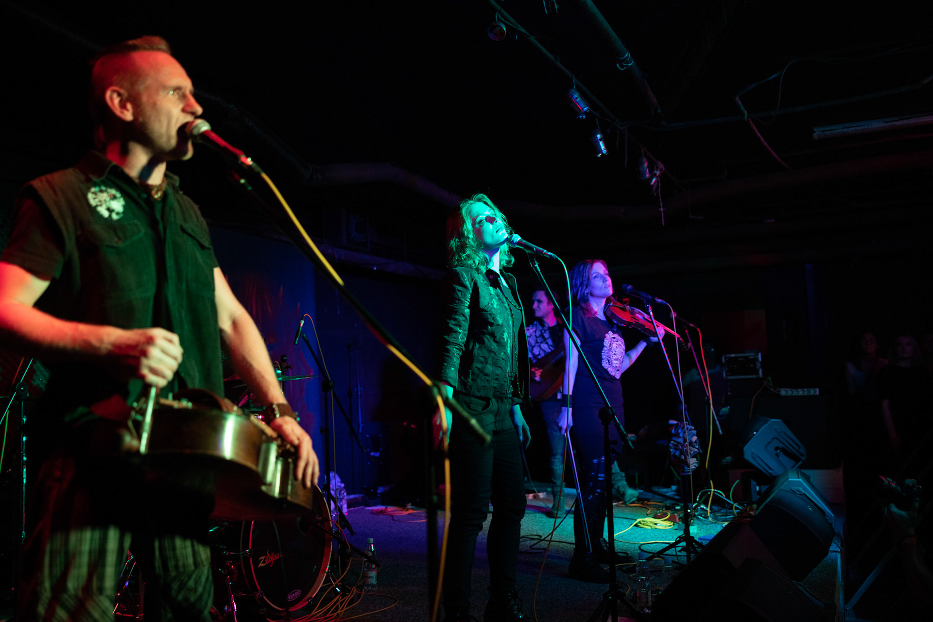 Żywiołak - biometal, folk, ethno sound,
Robert Jaworski - fidel renesansowa, wokal, lira korbowa,
Kamil Strzyżewski - gitara basowa, lutnia,
Wiktoria Kwiatkowska - śpiew, 
Zuza Ciszewska - śpiew, skrzypce,
Michał Lange - perkusja,
Szyszka Leśna - skrzypce ,wokal wspomagający,
Warszawa, klub Potok Drugi Dom Ludzi Rocka,
fot. Andrzej kaziq Wasilkiewicz