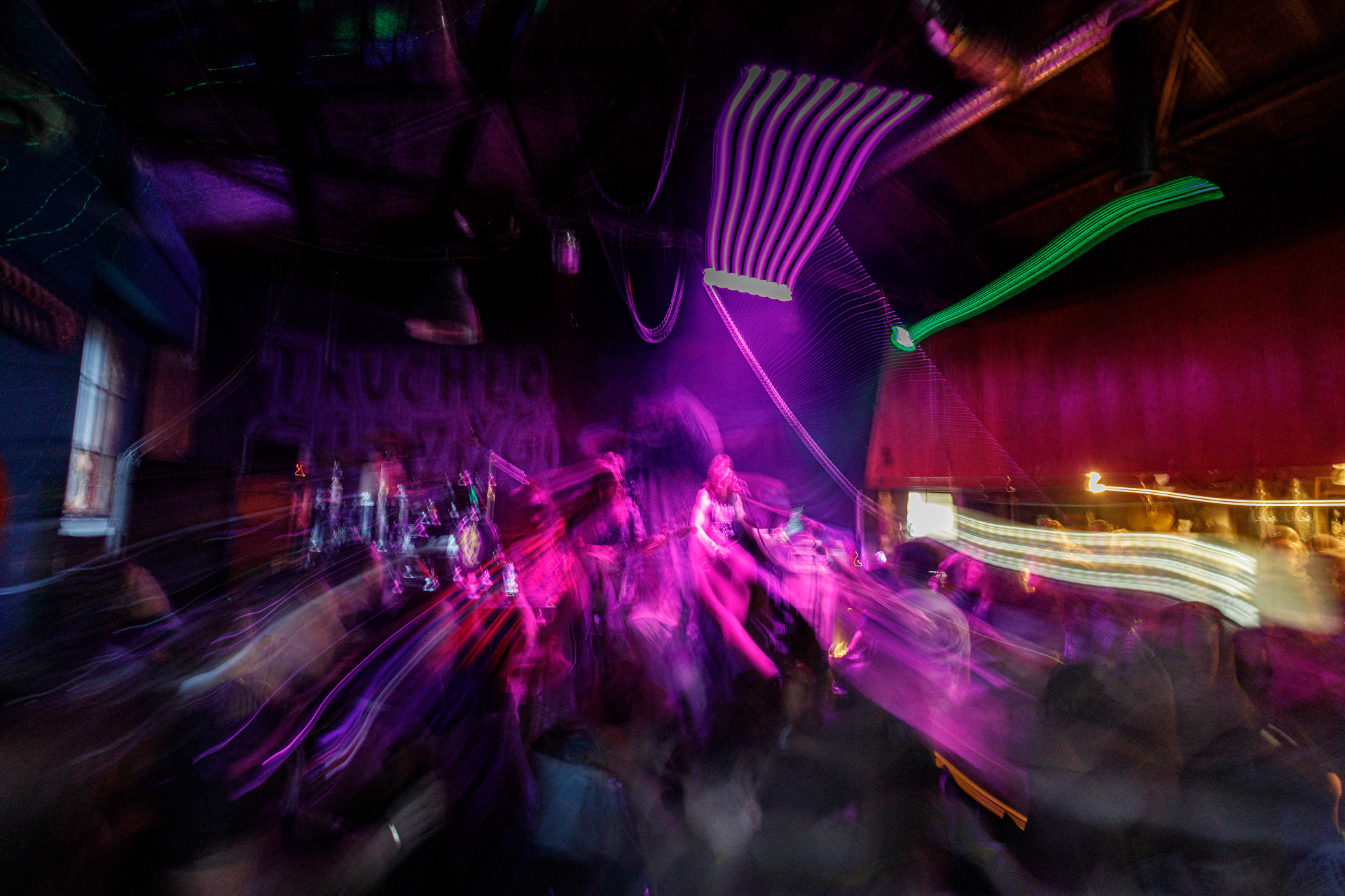 WIELKI MROK (mistyczny black, czarny punk)w składzie:Piącha - bas Czacha - perkusja Szrama - gitara i wokalLokalni wyjadacze od tanich gitar. Maanam dla fanów TANK. Watain dla fanów Budki Suflera. Piją, palą, konia walą i mają w dupie. Czyli tak jak my wszyscy.Produkcja Left Hand Soundsfot. Andrzej Wasilkiewicz/kaziq.com