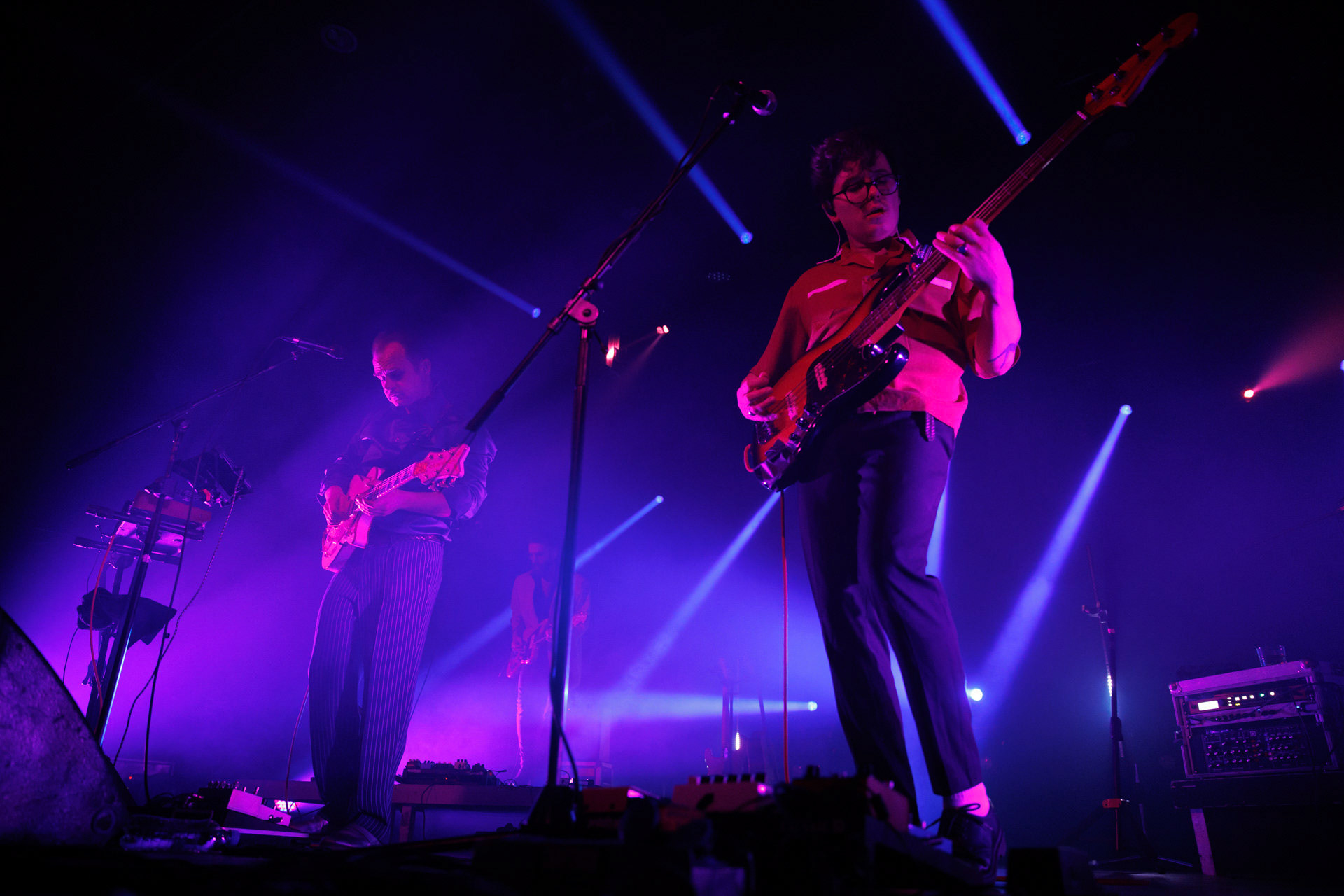 18.12.2021 Karas Rogucki - koncert klub Stodoła - Warszawan/z Piotr Rogucki - wokal gitara,n/z Kuba Karas - wokal bass,n/z Kamil Holden Kryszak - gitara,Alternatywny pop, Kayax, Ostatni bastion romantyzmu, fot. Andrzej Wasilkiewicz/Reporter