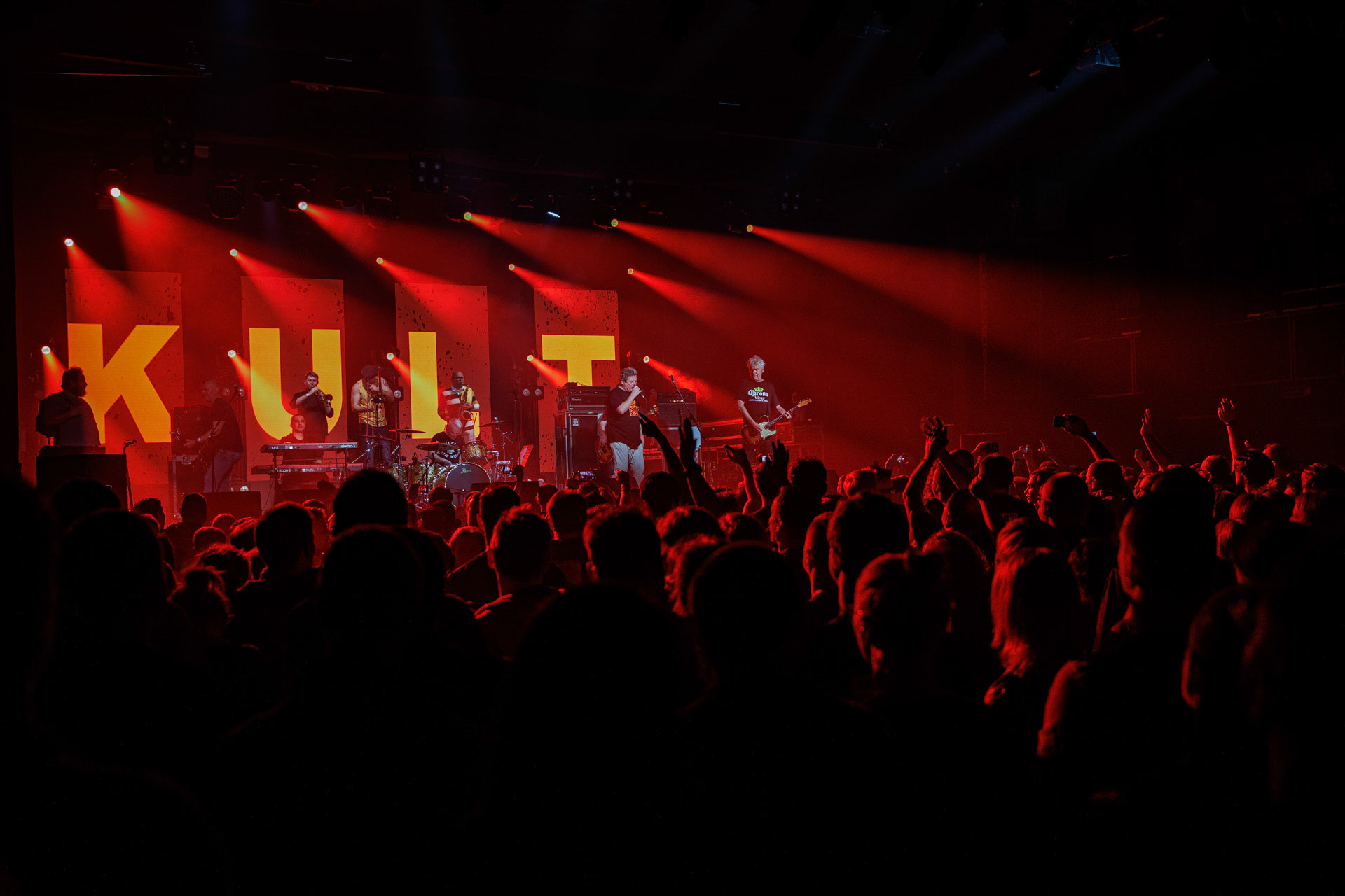 15.01.2022 KULT - koncert Pomaranczowa Trasa 2021/2022 - Warszawa Stodoła, Kult konczy w doskonalej formie przeniesiony z jesieni ostatni koncert Pomaranczowej Trasy 2021, publicznosc nie zawiodla, pelna sala.   n/z Tomasz Goehs perkusja,Rock, rock progresywny, rock alternatywny, punk, nowa fala, polski rock.fot. Andrzej kaziq Wasilkiewicz/Reporter