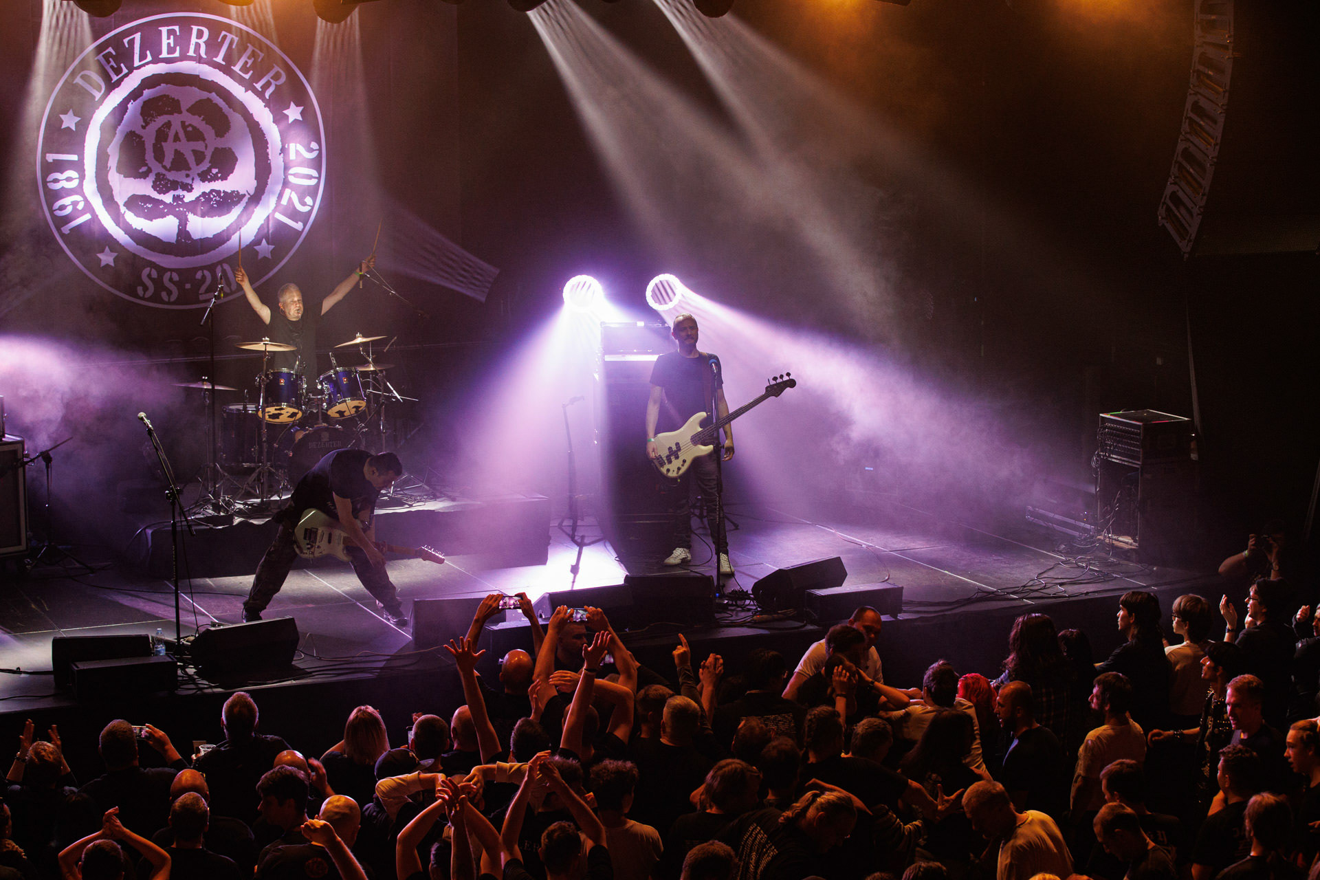 16.11.2021 Dezerter - 40 lecie,koncert Warszawa Palladium. N/z Robert Robal Matera gitara, N/z Krzysiek Grabowski perkusja,N/zJacek Chrzanowski bass, Dezerter, SS20, Punk, Punkrock, hardcore, rock.fot. Andrzej Wasilkiewicz/REPORTER