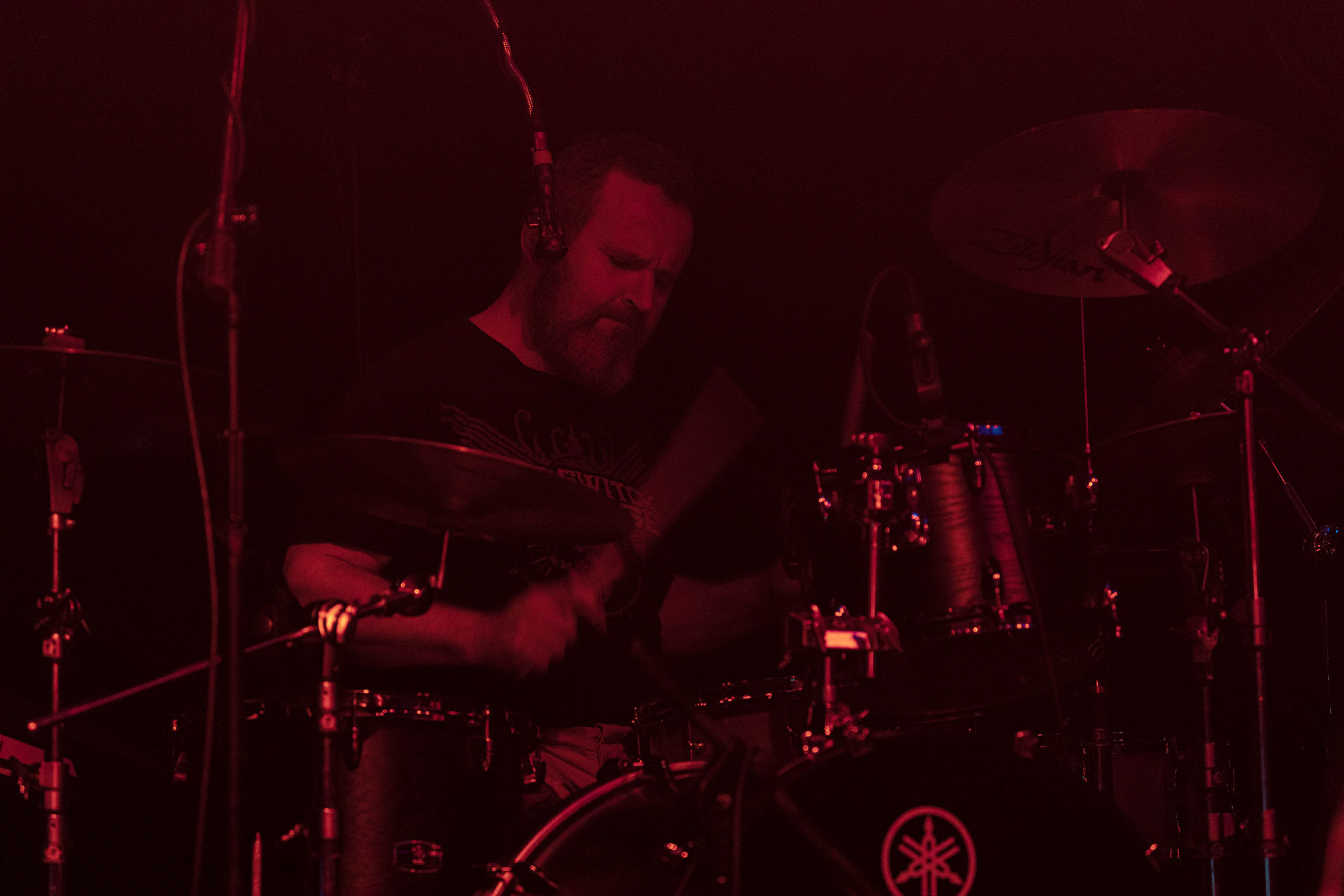 30.08.2022 Fundacja Bezpieczne Niebo wraz z klubem Progresja serdecznie zapraszają na specjalny koncert charytatywny dla Szymona Stankiewicza, który walczy z nowotworem.KonstelacjeKonstelacje to warszawski skład, który właśnie wchodzi na rynek ze swoją debiutancką płytą “Poza Horyzont”. Zespół miesza różne style, tworząc własną tożsamość, krążącą wokół klimatów Deftones i melancholii rocka z lat 90′. W sieci dostępne są już 4 single z nadchodzącego albumu. Organizacja Progresja i Fundacja Bezpieczne Niebo. fot. Andrzej Wasilkiewicz/kaziq.com