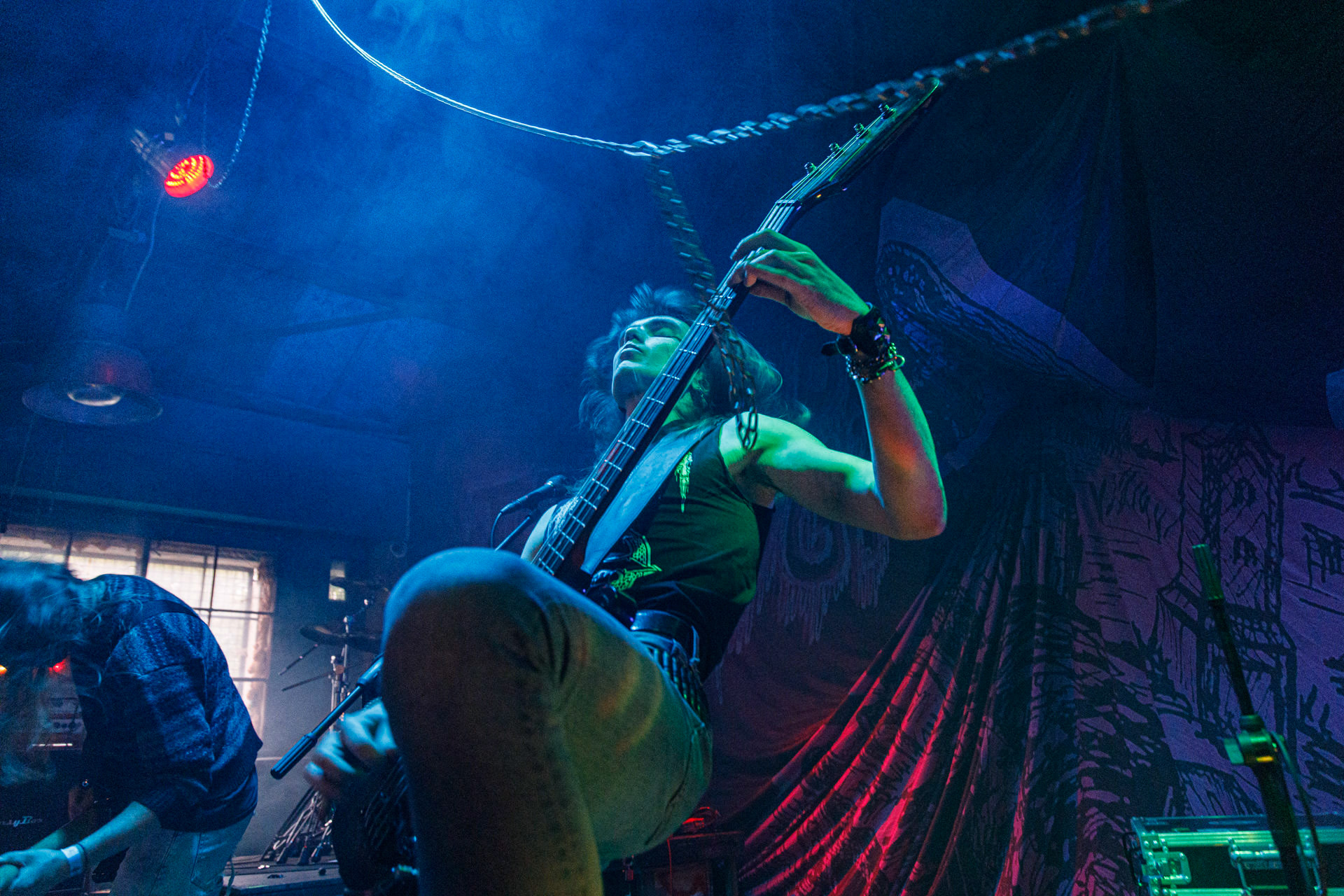 WIELKI MROK (mistyczny black, czarny punk)w składzie:Piącha - bas Czacha - perkusja Szrama - gitara i wokalLokalni wyjadacze od tanich gitar. Maanam dla fanów TANK. Watain dla fanów Budki Suflera. Piją, palą, konia walą i mają w dupie. Czyli tak jak my wszyscy.Produkcja Left Hand Soundsfot. Andrzej Wasilkiewicz/kaziq.com