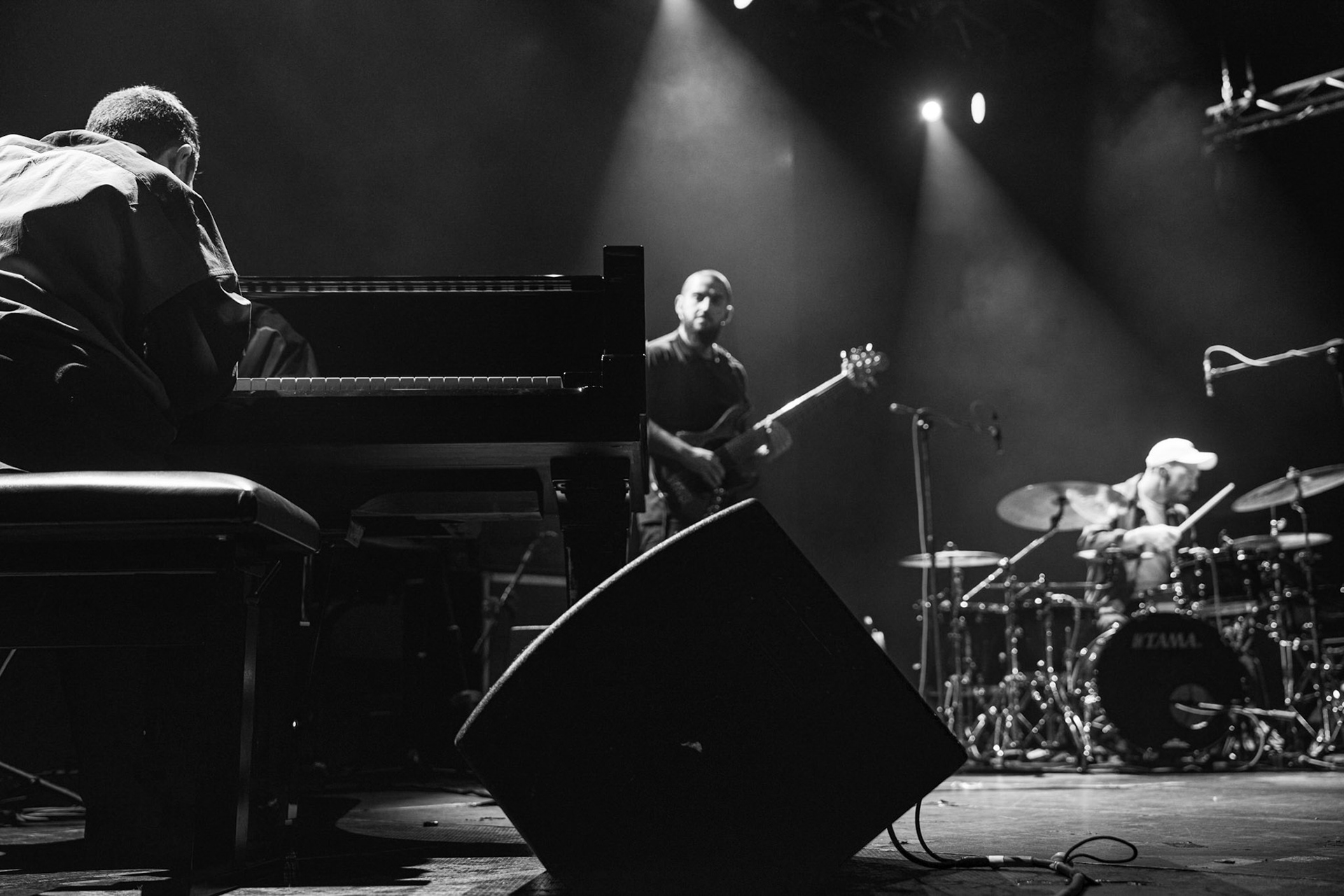 2023.11.07 Tigran Hamasyan Trio- jazz w warszawskim klubie Progresja! fot. Andrzej Wasilkiewicz/Reporter