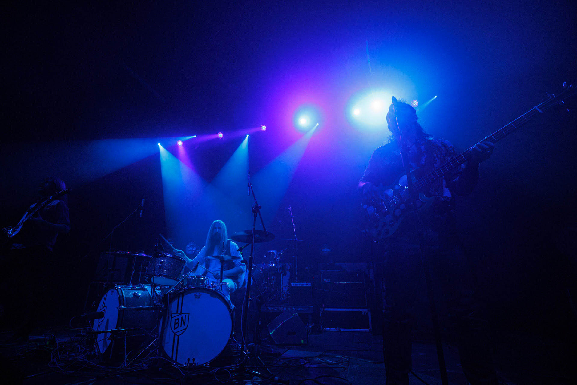 22.01.2022 - Taraban - support Me And That Man, warszawska Progresja.n/z Daniel Suder - wokal, gitara basowa,n/z Kris Gonda - perkusja,Taraban to krakowskie power-trio, bluesa, prog-rocka oraz proto-metal.fot. Andrzej kaziq Wasilkiewicz/Reporter