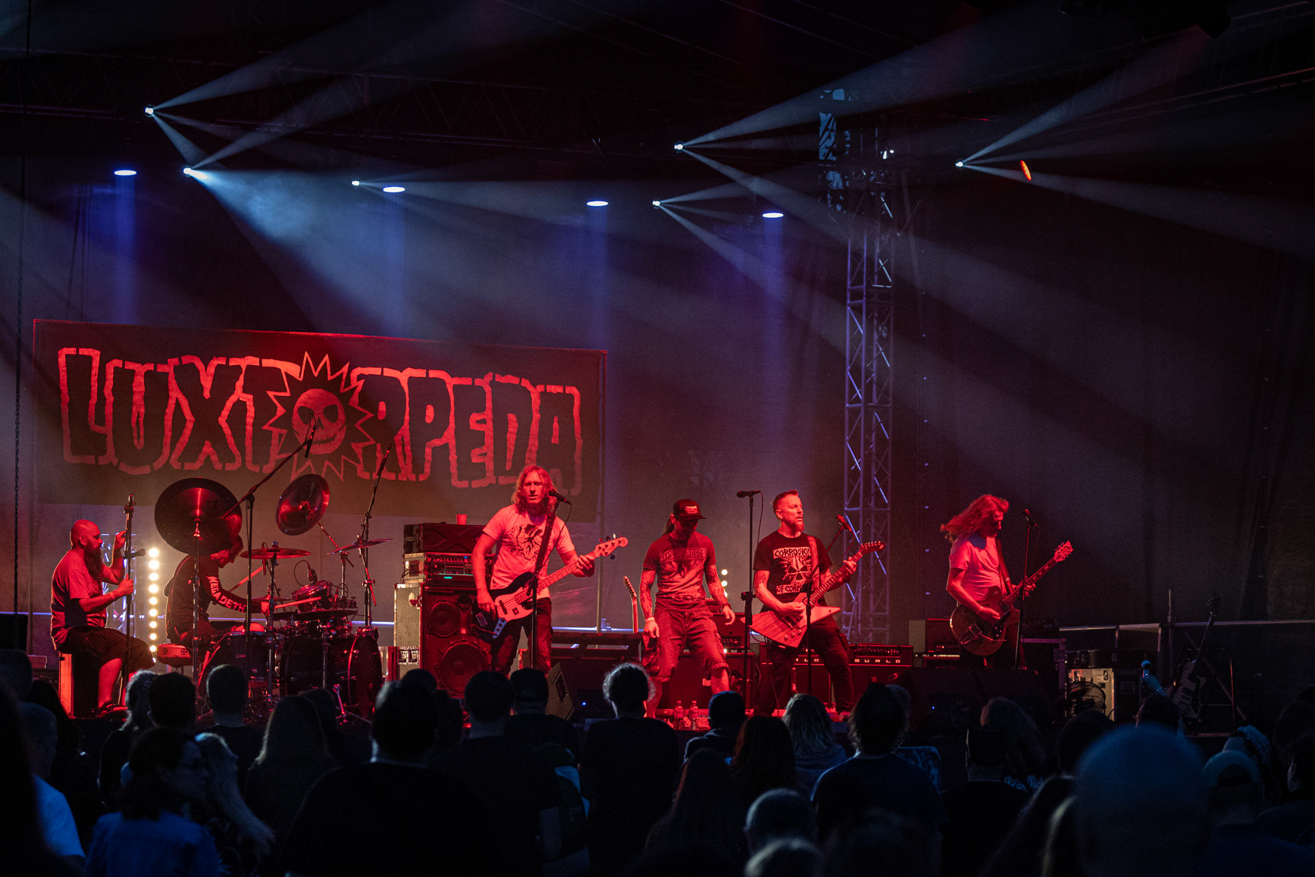 Koncert Luxtorpeda 10 urodziny. Warszawa Progresja.Gramy do Woli.n/z.Robert „Litza” Friedrich – gitara, wokal,n/z.Przemysław „Hans” Frencel – wokal, rapn/z.Robert „Drężmak” Drężek – gitaran/z.Krzysztof „Kmieta” Kmiecik – gitara basowan/z.Tomasz „Krzyżyk” Krzyżaniak – perkusjaFot. Andrzej kaziq Wasilkiewicz/Reporter