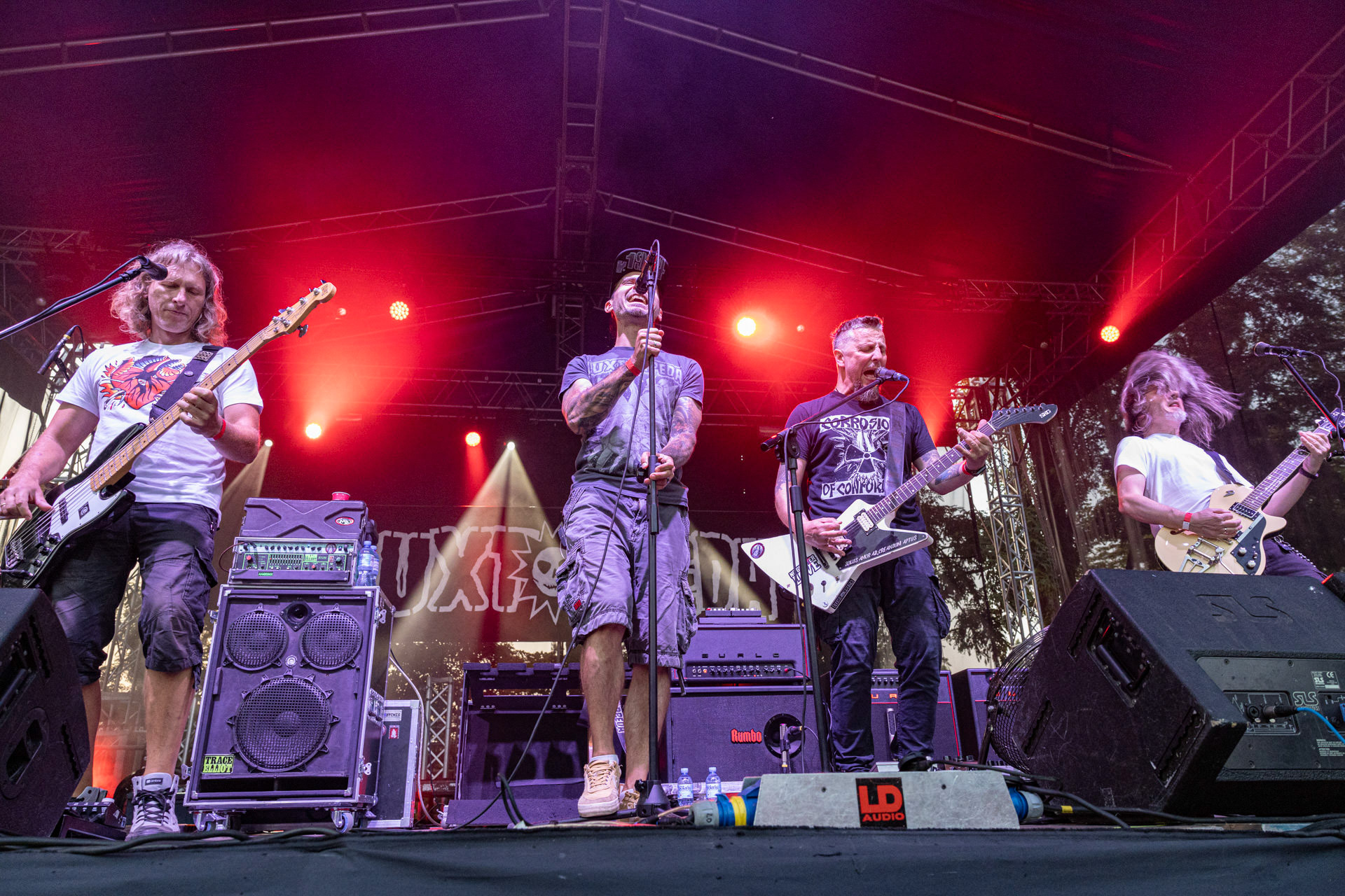 Koncert Luxtorpeda 10 urodziny. Warszawa Progresja.Gramy do Woli.n/z.Robert „Litza” Friedrich – gitara, wokal,n/z.Przemysław „Hans” Frencel – wokal, rapn/z.Robert „Drężmak” Drężek – gitaran/z.Krzysztof „Kmieta” Kmiecik – gitara basowan/z.Tomasz „Krzyżyk” Krzyżaniak – perkusjaFot. Andrzej kaziq Wasilkiewicz/Reporter