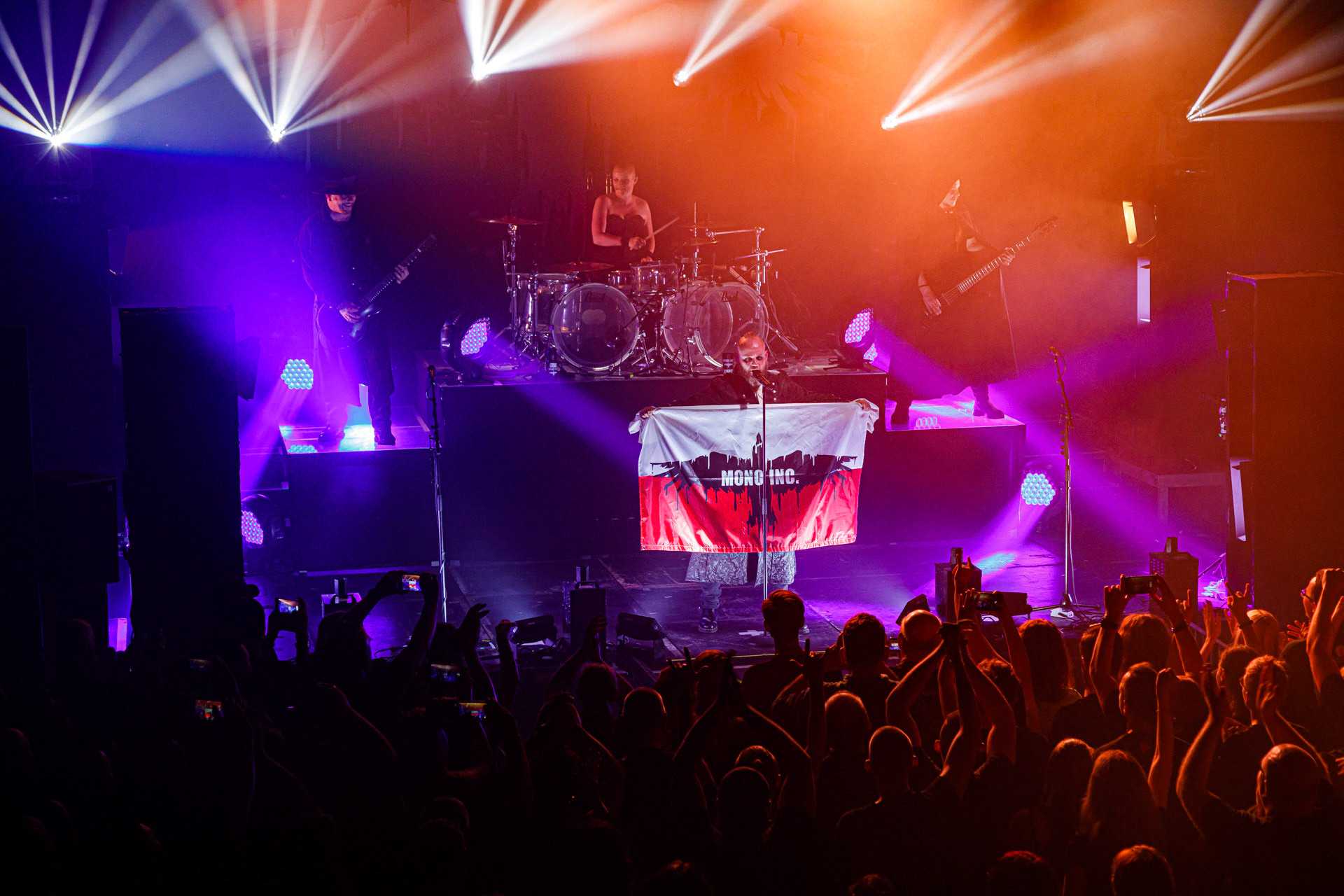 18.06.2022 - Mono Inc. zagrali w warszawskim klubie Progresja.Mono Inc. - niemiecki zespol z Hamburga wykonujący gotyckiego rocka, w składzie:Carl Fornia - git.Katha Mia - drums, Manuel Antoni - bass,Martin Engler - vocal,Gothic, industrial,  alternative, rock.Produkcja Winiary Bookings.fot. Andrzej Wasilkiewicz/kaziq.com