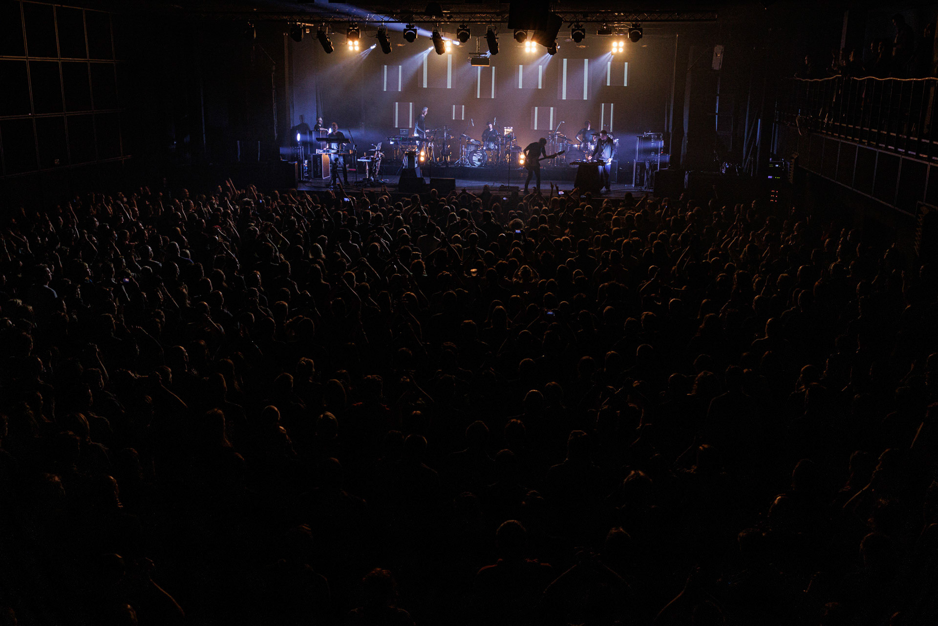 Lao Che - „Trasa Pozegnalna - No to Che”  17.11.2021 Warszawa klub Stodola.n/z Hubert „Spiety” Dobaczewski – wokal, gitara rytmiczna,n/z Rafal „Zubr” Borycki – gitara basowa,n/z Karol Gola – saksofon barytonowy, flet, instrumenty klawiszowe,n/z Filip „Wieza” Rozanski – instrumenty klawiszowe,n/z Mariusz „Denat” Denst – sampler, animacjan/z Michal „Dimon” Jastrzebski – perkusja,n/z Maciek „Trocki” Dzierzanowski – instrumenty perkusyjne,rock alternatywny, crossover, rock, metal, folk, piosenka aktorska, elektro, słuchowisko,fot. Andrzej Wasilkiewicz/REPORTER