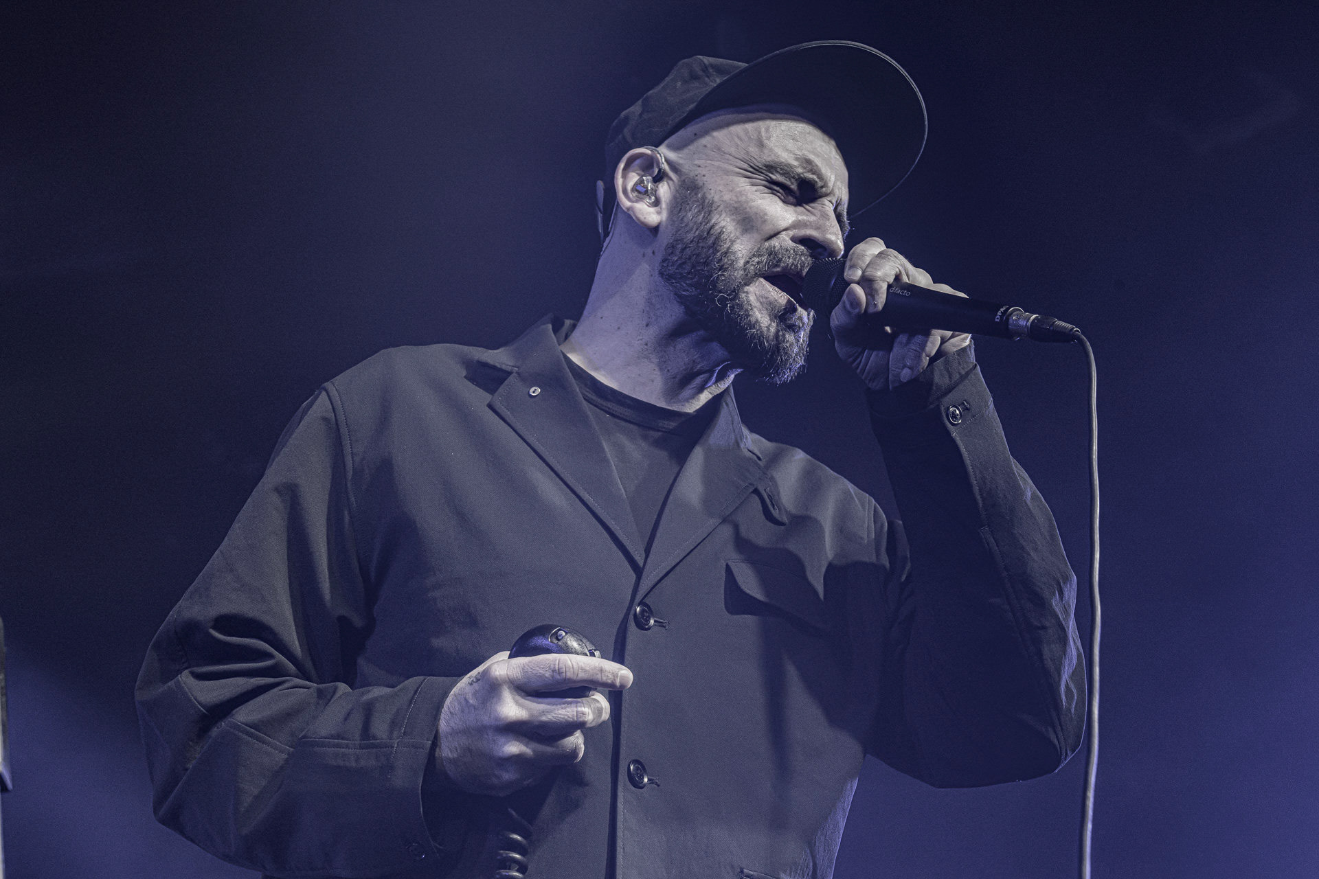 2025.11.21 FISZ EMADE TWORZYWO FISZ EMADE TWORZYWO, jeden z najważniejszych zespołów na polskim rynku fonograficznym, powraca z nowym albumem. Minęło 25 lat od debiutanckich „Polepionych Dźwięków”, a najnowszy album „25” stał się przyczynkiem do refleksji nad kolorowymi, muzycznymi latami, w czasie których ugruntował się niepowtarzalny i charakterystyczny styl muzyczny zespołu. To lata pełne koncertów wraz ze składem Tworzywo, czasy związane z kulturą hip-hop, etap eksperymentowania i nowego początku po sukcesie płyty „Mamut”. Klub Stodoła, fot. Andrzej Wasilkiewicz/kaziq.com