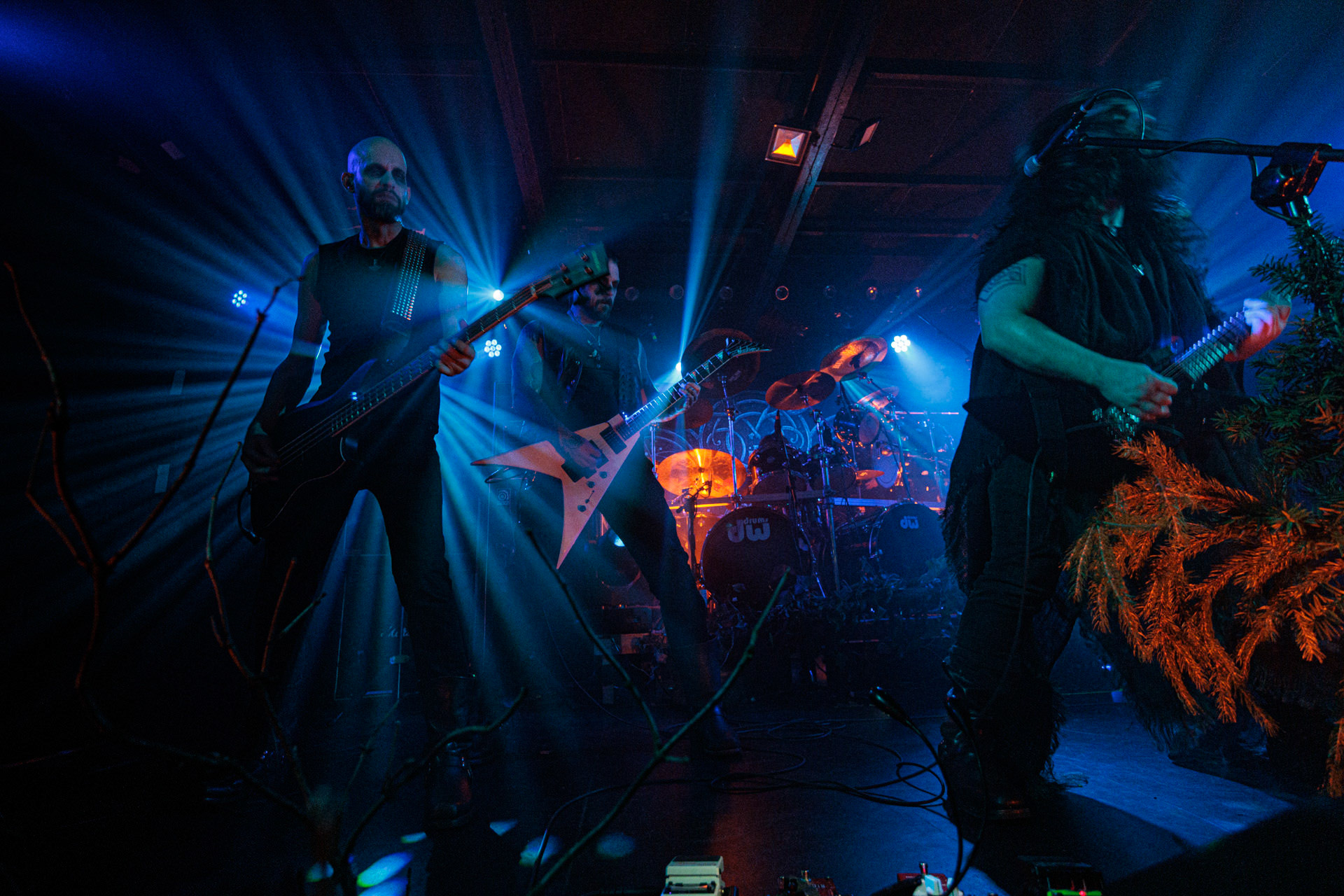 21.10.2022 𝗪𝗢𝗟𝗩𝗘𝗦 𝗜𝗡 𝗧𝗛𝗘 𝗧𝗛𝗥𝗢𝗡𝗘 𝗥𝗢𝗢𝗠 - klimatyczny black metal,  zespół braci Nathana i Aarona Weaverow. Powstal w 2002 roku w Olympia w stanie Waszyngton.  W amerykanskim sercu natury, gor, lasow i jezior, przyroda przeklada sie na atmosfere muzyki WITTR, w ktorej poza blackowymi, jest miejsce na elementy transowe i ambientowe. Wolves In The Throne Room gra bez makijazy, bez kapturow i masek, przy swietle plomieni, co tworzy aure swoistego muzycznego rytualu. Nathan Weaver – guitar, lead vocals,Aaron Weaver – drums, bass, synthesizers,Kody Keyworth – guitar, vocals, Produkcja Knock Out Productions,fot. Andrzej Wasilkiewicz/Reporter