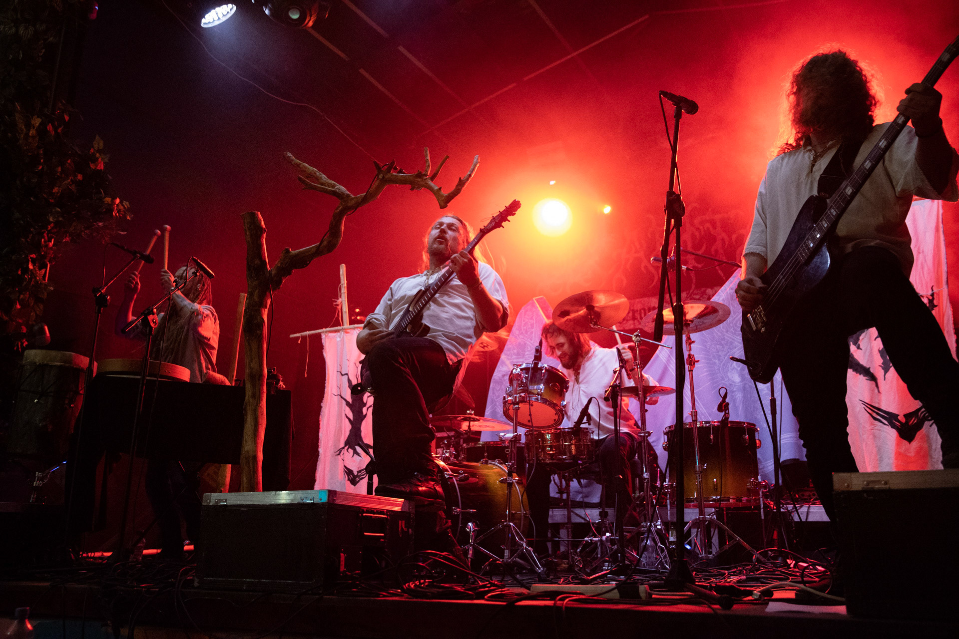 28.08.2021 Varmia - koncert, Warszawa klub REJS,Lato w Plenerze, Winiary Bookings,Lasota wokal, gitara,Cwiara wokal, bas,Emil perkusja,Piotr instrumenty perkusyjne, rog kozla, drewniana tuba, wokal, krivula i tagelharpa,Fot. Andrzej Wasilkiewicz/Reporter