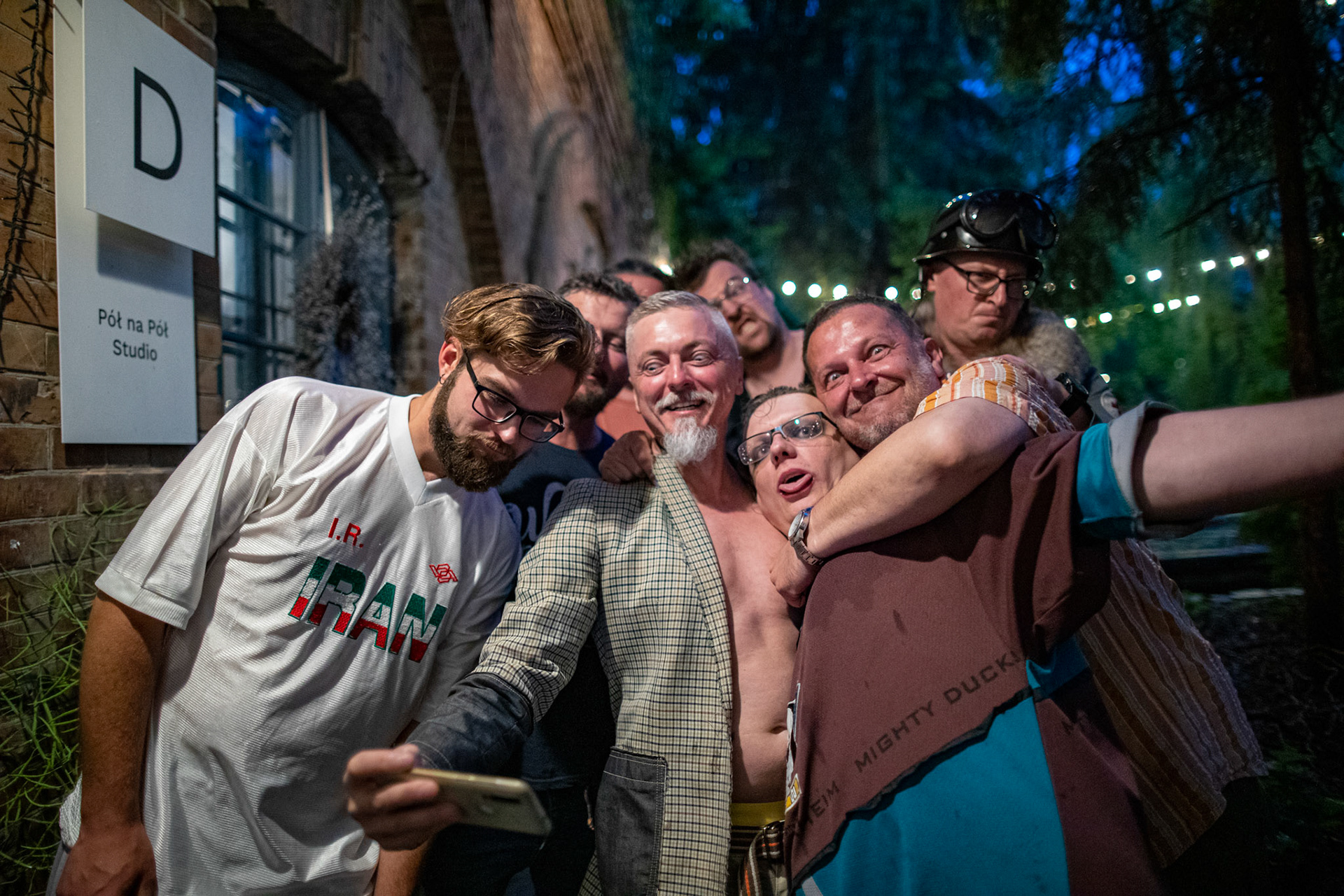 The Novorodkens, koncert w Warszawie, Dj Szneptuch – szczebiot czołowy, bas, chórki, sample, batuta i szpicrutaMagister Hitler – bas, wokaliza, chórki, gitara rytmiczna, najebkaDoktor PajHIVo – bębny, bongosy, gitara solowa, umiejętności wokalne, chórkiProfesor Gówniarz – lewizna wokalna, zwięzła i chóralna, wyprowadzanie ciosówProdziekan Pinglarz – uprawomocniony głos ścisły tudzież kantor, cytaty z brewiarzaInżynier Królewicz – gitara rytmiczna, solowa, przypowieści, świergoty i treleDocent Niedziwara – melodyka, chórki, kwilenia i jęki, odczynianie uroków, gusłaMrówka - perkusja,Hacrmistrz Gruczoł – walka z upośledzeniem, choreografia i obsługa gastronomiczna