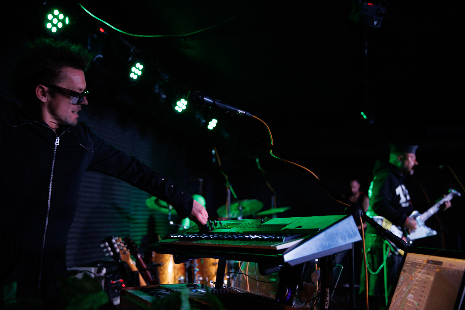 12.11.2021 Lipali - koncert Warszawa klub Remont.Najnowszy album „MOSTY, RZEKI, LUDZIE”.n/z Roman Bereźnicki - gitara, klawisze, wokal, Rock, rock progresywny, rock alternatywny, polski rock.fot. Andrzej kaziq Wasilkiewicz/Reporter