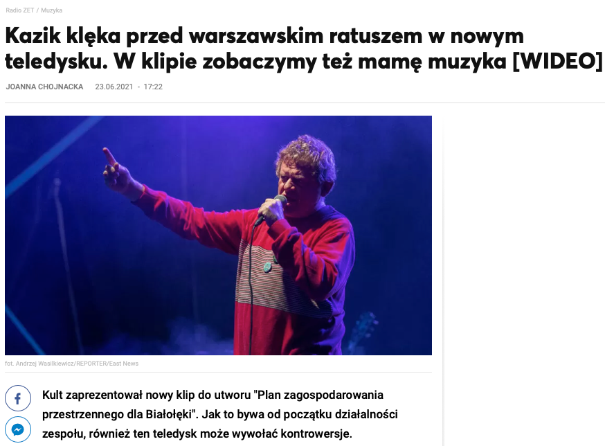 Kazik klęka przed ratuszem Białołęki . Kazik KULT, zdjęcie koncertowe