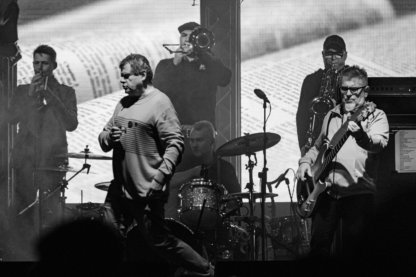 KULT - koncert w ramach Pomaranczowej Trasy 2020 - MUZYCZNA SYRENKA. 9 pazdziernika 2020, Warszawa, Stadion Syrenki. n/z. Kazik Staszewski wokal, n/z. Ireneusz Werenski bas,n/z. Tomasz Goehs perkusja,n/z. Janusz Zdunek trabka,n/z. Mariusz Godzina saksofony,n/z. Jarosław Wazny puzon,Rock, rock progresywny, rock alternatywny, punk, nowa fala.fot. Andrzej kaziq Wasilkiewicz/Reporter