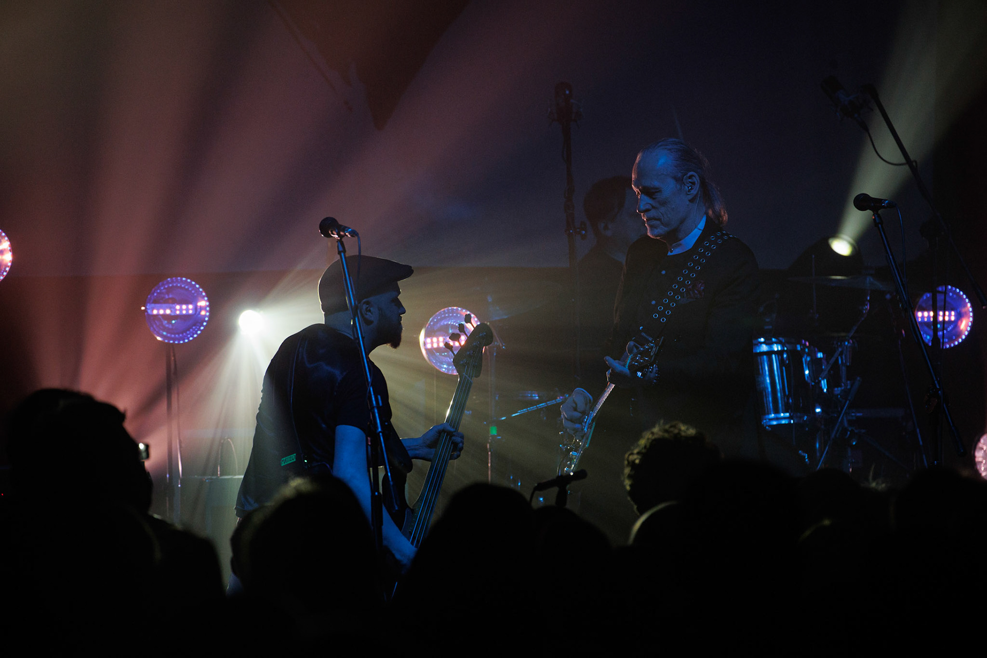 22.01.2022 koncert Me And That Man w Warszawie,Klub Progresja,n/z John Porter - gitara, wokal, n/z Matteo Bassoli - bass, wokal, Nergal znany jest z szerokich horyzontow muzycznych. Lider Behemoth nigdy nie kryl swojej sympatii do lzejszej, klimatycznej muzyki, spod znaku country, folku, bluesa. Dowodem jest zespol Me And That Man.Fot. Andrzej Wasilkiewicz/Reporter