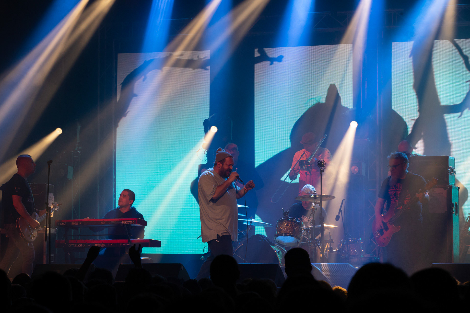 KULT - koncert Pomaranczowa Trasa 2021 - Warszawa Stodoła. 29 pazdziernika 2021. Kazik Staszewski wokal,Wojciech Jablonski gitara,Piotr Morawiec gitara,Ireneusz Werenski bas,Tomasz Goehs perkusja,Konrad Wantrych klawisze,Janusz Zdunek trabka,Mariusz Godzina saksofony,Jarosław Wazny puzon,Jan ”Janusz” Staszewski wokal,Rock, rock progresywny, rock alternatywny, punk, nowa fala, polski rock.fot. Andrzej kaziq Wasilkiewicz/Reporter