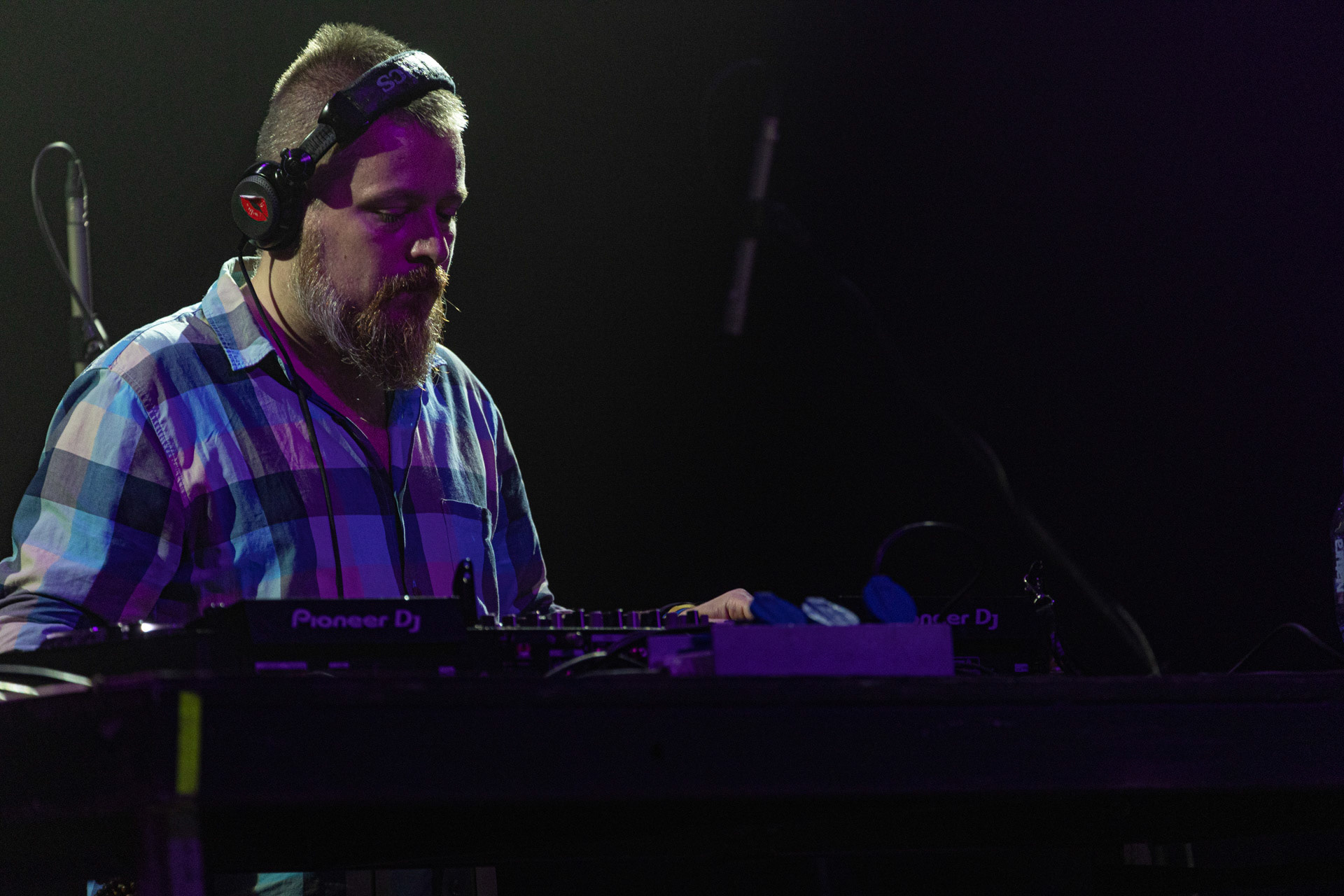 30.08.2022 Fundacja Bezpieczne Niebo wraz z klubem Progresja serdecznie zapraszają na specjalny koncert charytatywny dla Szymona Stankiewicza, który walczy z nowotworem.  KASIA NOWICKA - NOVIKA (wraz z DJ Spox).Od lat jedna z najbardziej aktywnych postaci na polskiej scenie muzycznej.Wokalistka, która początkowo udzielała się w zespole Futro i u boku Smolika, asolowo zadebiutowała w 2006 roku albumem „Tricks Of Life” nominowanym doPaszportu Polityki. Kolejne płyty: „Lovefinder” (2010) i album z remixami „Mixfinder” (2011) zostały nagrodzone Fryderykami w kategorii klubowej. Ostatni solowy album Noviki zatytułowany „Bez Cukru” ukazał się w 2019 roku i zebrał świetne recenzje, a piosenki „Lekko” i „Słabości” często gościły na antenach radiowych. W roku 2021 Novika obchodziła jubileusz 20 lat obecności na scenie i wydała z tej okazji album z nowymi wersjami jej przebojów – Novika 2.0.Chociaż nie gra już jako dj, Novika regularnie występuje wokalnie w klubach w całym kraju w ramach duetu Novika &amp; Mr.Lex. Zagrała na najważniejszych polskich festiwalach (Open’er, FreeForm, Audioriver, Tauron Nowa Muzyka). Od przeszło 15. lat prowadzi również autorskie audycje radiowe. Gościła już na antenach wielu stacji, obecnie prowadzi audycję Lekko w Radiu KAMPUS.Organizacja Progresja i Fundacja Bezpieczne Niebo. fot. Andrzej Wasilkiewicz/kaziq.com