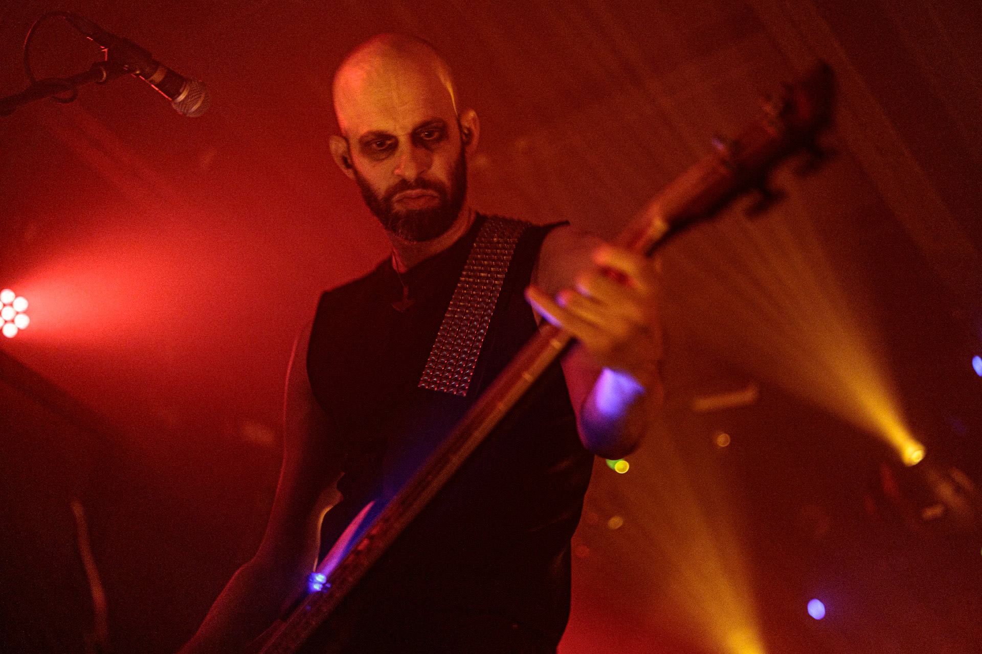 21.10.2022 𝗪𝗢𝗟𝗩𝗘𝗦 𝗜𝗡 𝗧𝗛𝗘 𝗧𝗛𝗥𝗢𝗡𝗘 𝗥𝗢𝗢𝗠 - klimatyczny black metal,  zespół braci Nathana i Aarona Weaverow. Powstal w 2002 roku w Olympia w stanie Waszyngton.  W amerykanskim sercu natury, gor, lasow i jezior, przyroda przeklada sie na atmosfere muzyki WITTR, w ktorej poza blackowymi, jest miejsce na elementy transowe i ambientowe. Wolves In The Throne Room gra bez makijazy, bez kapturow i masek, przy swietle plomieni, co tworzy aure swoistego muzycznego rytualu. Nathan Weaver – guitar, lead vocals,Aaron Weaver – drums, bass, synthesizers,Kody Keyworth – guitar, vocals, Produkcja Knock Out Productions,fot. Andrzej Wasilkiewicz/Reporter