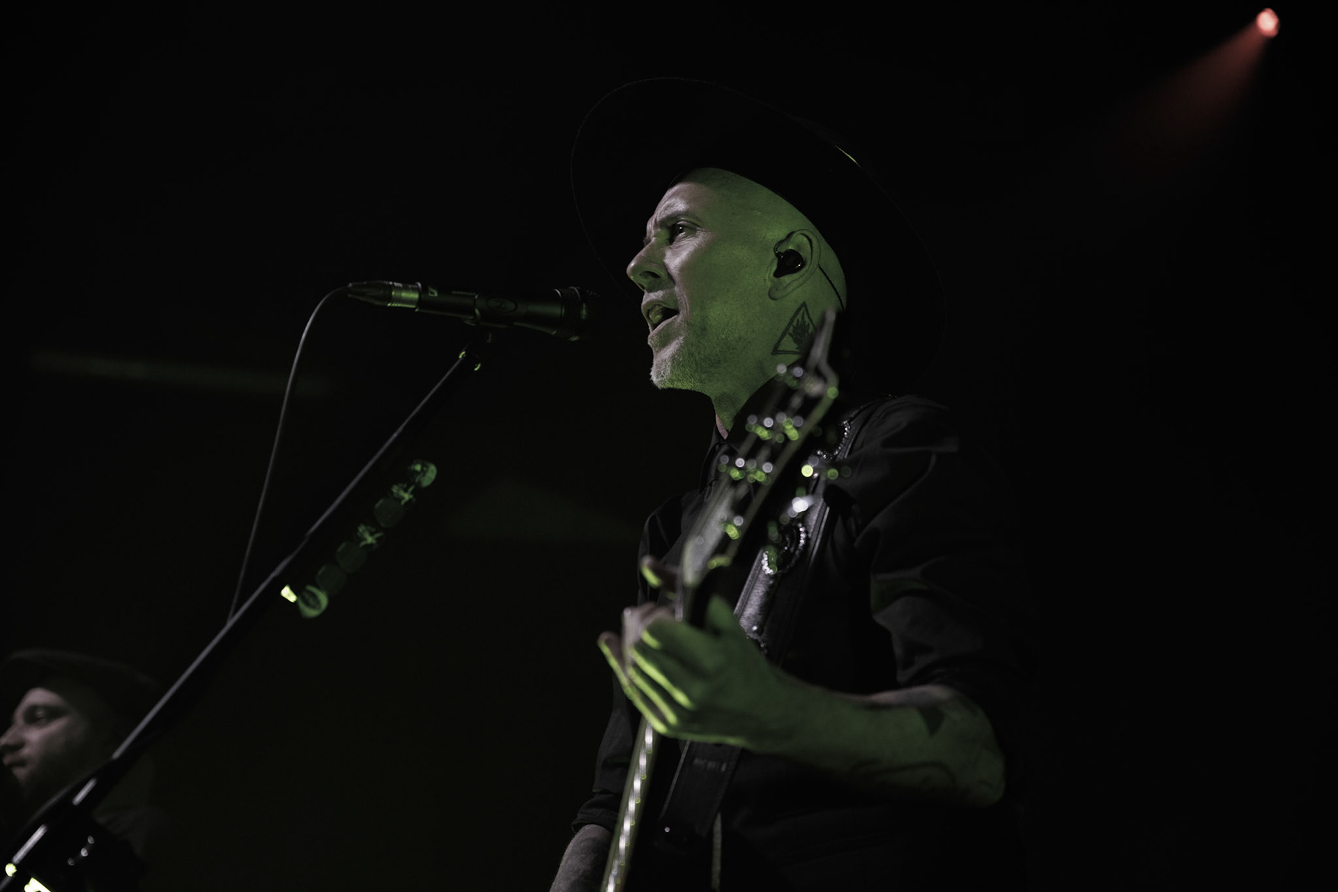 22.01.2022 koncert Me And That Man w Warszawie,Klub Progresja,n/z Adam Nergal Darski - gitara, wokal,Nergal znany jest z szerokich horyzontow muzycznych. Lider Behemoth nigdy nie kryl swojej sympatii do lzejszej, klimatycznej muzyki, spod znaku country, folku, bluesa. Dowodem jest zespol Me And That Man.Fot. Andrzej Wasilkiewicz/Reporter