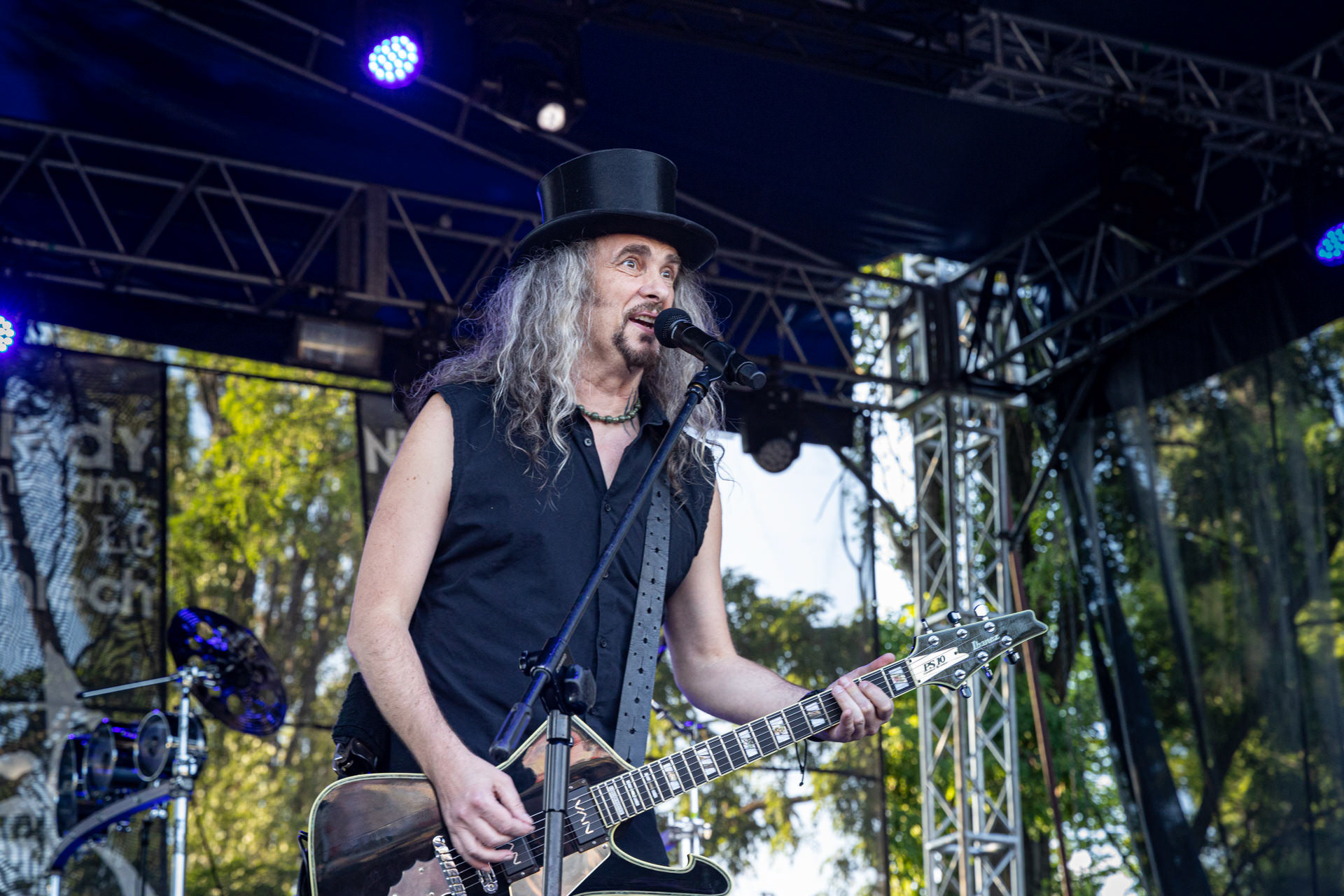 Hunter - postpandemoniczny koncert z okazji XXXV-lecia.Progresja - Gramy do Woli, Warszawa.Paweł „Drak” Grzegorczyk – wokal, gitara,Letnia Scena Progresji.fot. Andrzej Wasilkiewicz/Reporter