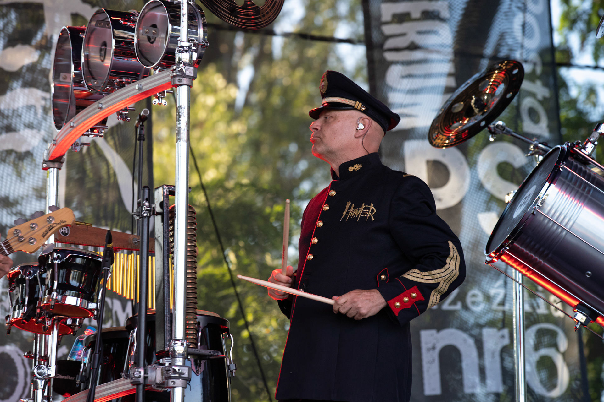 Hunter - postpandemoniczny koncert z okazji XXXV-lecia.Progresja - Gramy do Woli, Warszawa.Arkadiusz „Letki” Letkiewicz – instrumenty perkusyjne.Letnia Scena Progresji.fot. Andrzej Wasilkiewicz/Reporter