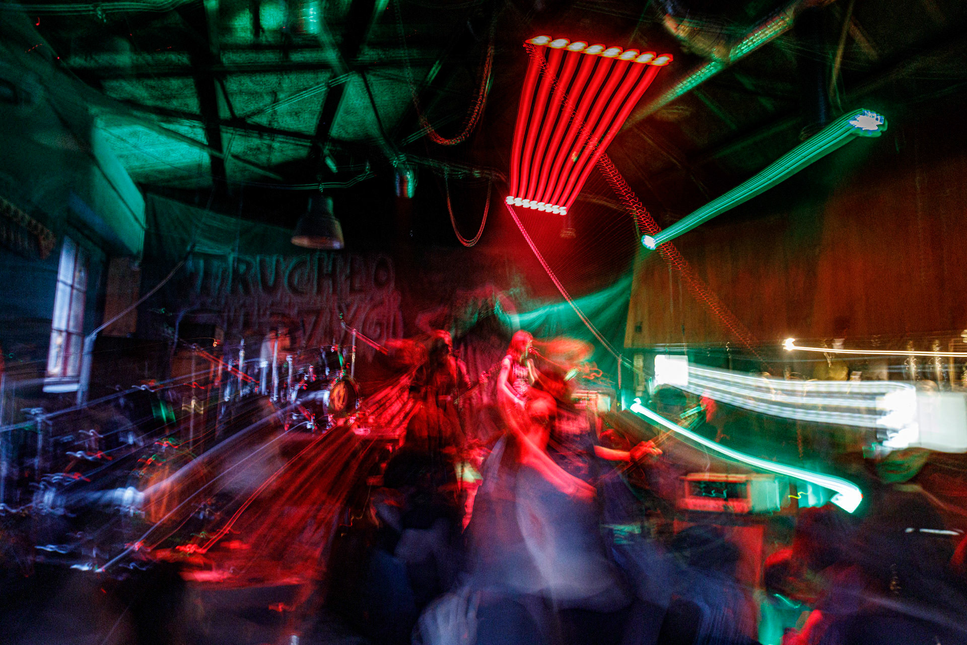 WIELKI MROK (mistyczny black, czarny punk)w składzie:Piącha - bas Czacha - perkusja Szrama - gitara i wokalLokalni wyjadacze od tanich gitar. Maanam dla fanów TANK. Watain dla fanów Budki Suflera. Piją, palą, konia walą i mają w dupie. Czyli tak jak my wszyscy.Produkcja Left Hand Soundsfot. Andrzej Wasilkiewicz/kaziq.com