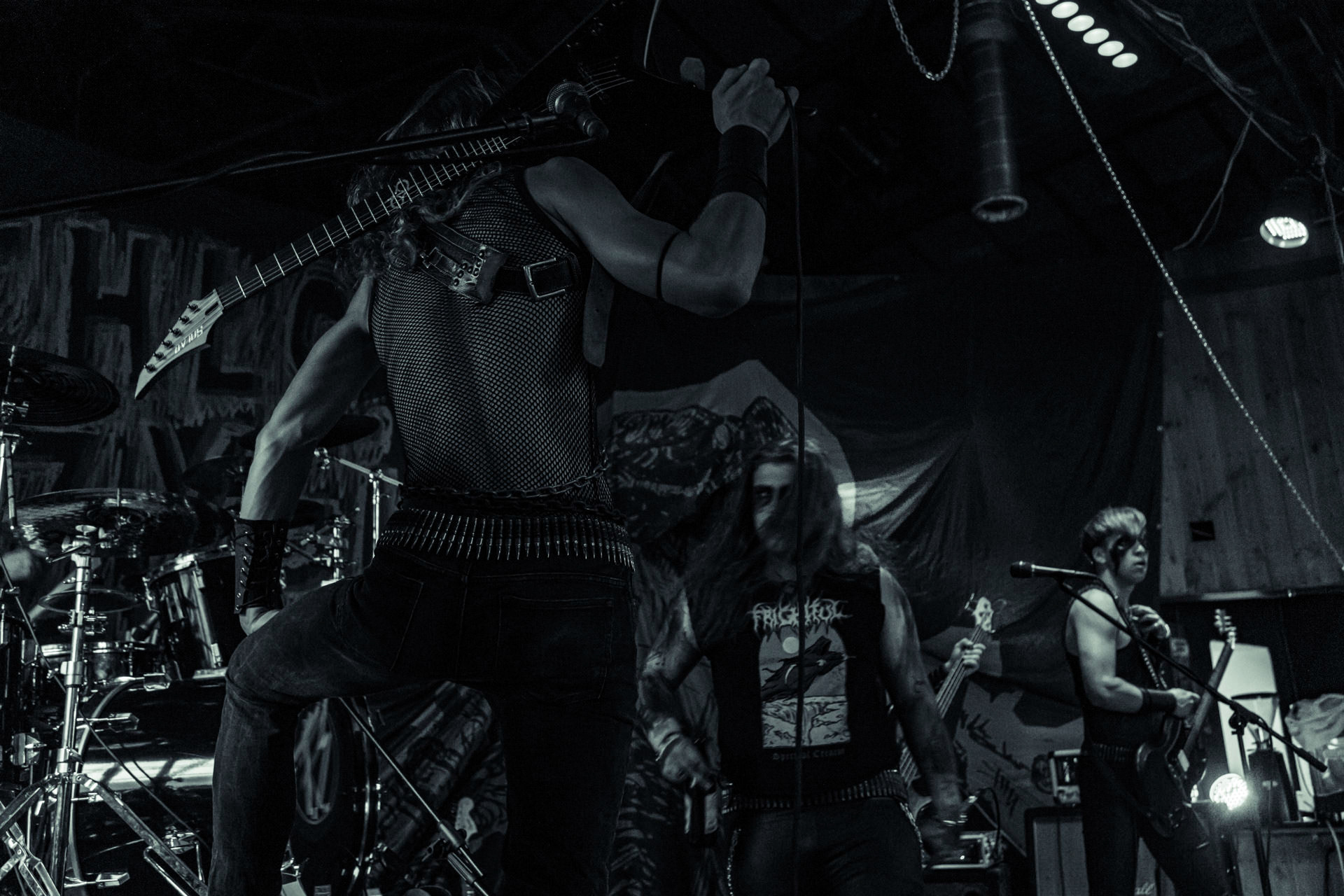 BAGNO (oldschool black/death)w składzie:Krzysiek - wokalKuba - gitaraThrasher - gitara Kacper - bassMaciek - garyDestrukcja i zgnilizna, wszystko czego nie chcesz usłyszeć a i tak się pojawisz, Druga fala dobrej muzy z Rzeszowa, bo pierwsza skończyła się w latach 90.Produkcja Left Hand Soundsfot. Andrzej Wasilkiewicz/kaziq.com