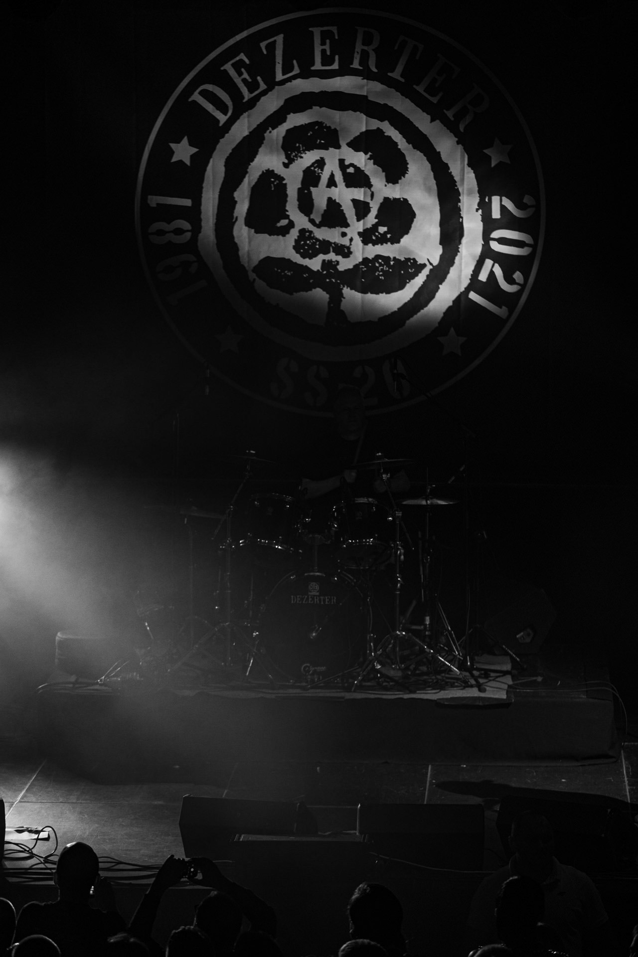 16.11.2021 Dezerter - 40 lecie,koncert Warszawa Palladium. N/z Robert Robal Matera gitara, N/z Krzysiek Grabowski perkusja,N/zJacek Chrzanowski bass, Dezerter, SS20, Punk, Punkrock, hardcore, rock.fot. Andrzej Wasilkiewicz/REPORTER