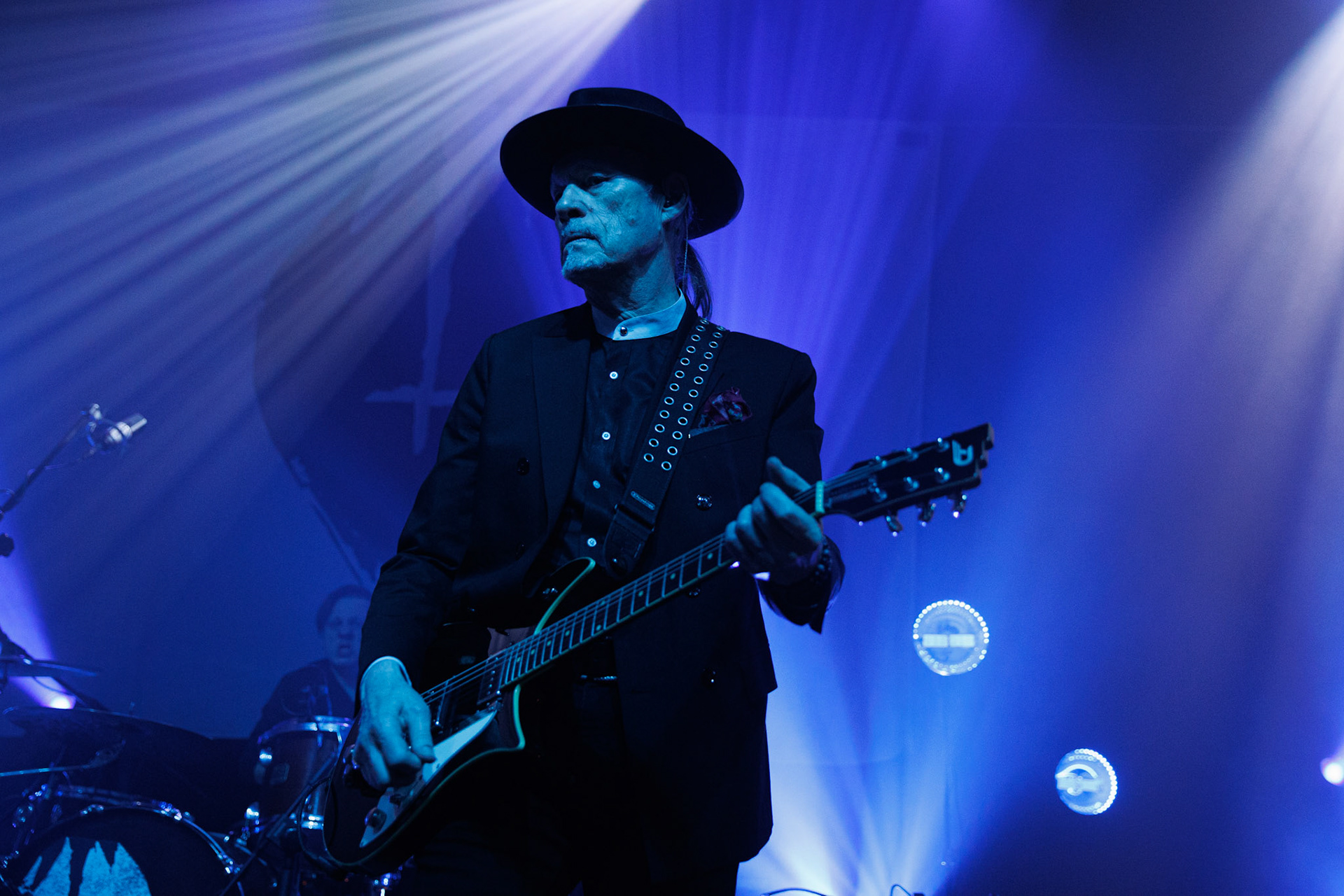 22.01.2022 koncert Me And That Man w Warszawie,Klub Progresja,n/z John Porter - gitara, wokal, Nergal znany jest z szerokich horyzontow muzycznych. Lider Behemoth nigdy nie kryl swojej sympatii do lzejszej, klimatycznej muzyki, spod znaku country, folku, bluesa. Dowodem jest zespol Me And That Man.Fot. Andrzej Wasilkiewicz/Reporter