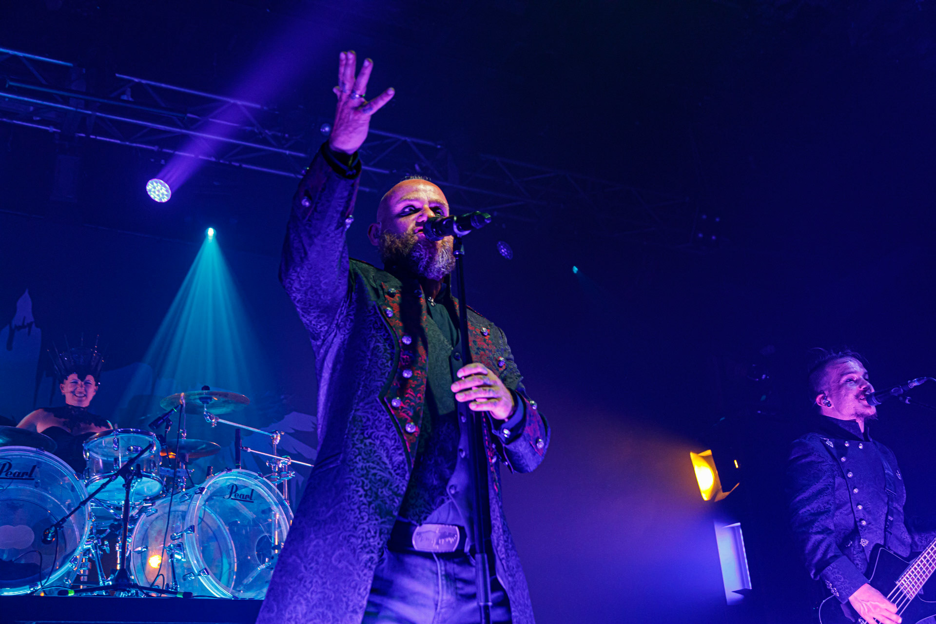 18.06.2022 - Mono Inc. zagrali w warszawskim klubie Progresja.Mono Inc. - niemiecki zespol z Hamburga wykonujący gotyckiego rocka, w składzie:Carl Fornia - git.Katha Mia - drums, Manuel Antoni - bass,Martin Engler - vocal,Gothic, industrial,  alternative, rock.Produkcja Winiary Bookings.fot. Andrzej Wasilkiewicz/kaziq.com