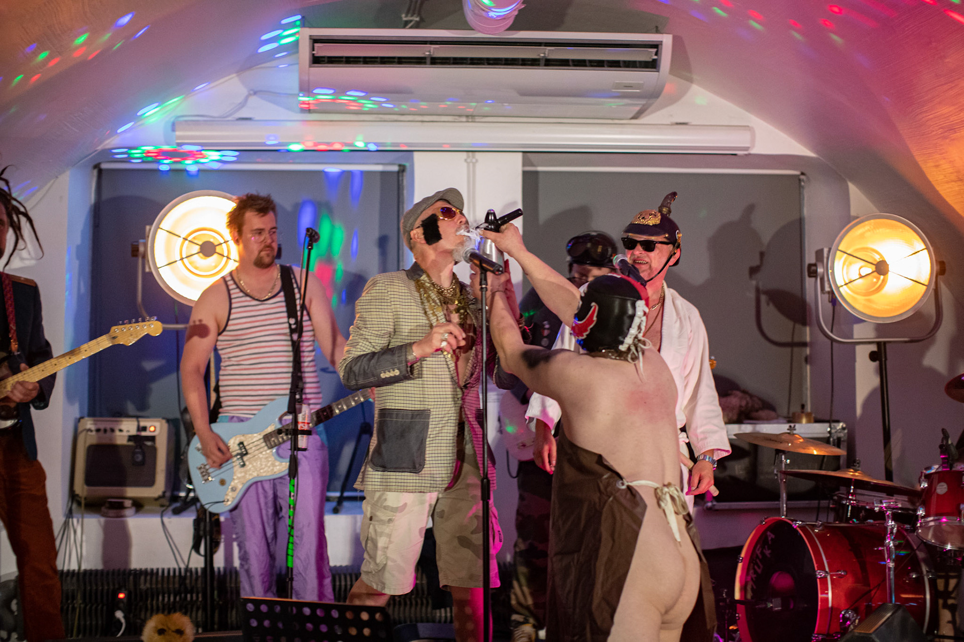 The Novorodkens, koncert w Warszawie, Dj Szneptuch – szczebiot czołowy, bas, chórki, sample, batuta i szpicrutaMagister Hitler – bas, wokaliza, chórki, gitara rytmiczna, najebkaDoktor PajHIVo – bębny, bongosy, gitara solowa, umiejętności wokalne, chórkiProfesor Gówniarz – lewizna wokalna, zwięzła i chóralna, wyprowadzanie ciosówProdziekan Pinglarz – uprawomocniony głos ścisły tudzież kantor, cytaty z brewiarzaInżynier Królewicz – gitara rytmiczna, solowa, przypowieści, świergoty i treleDocent Niedziwara – melodyka, chórki, kwilenia i jęki, odczynianie uroków, gusłaMrówka - perkusja,Hacrmistrz Gruczoł – walka z upośledzeniem, choreografia i obsługa gastronomiczna