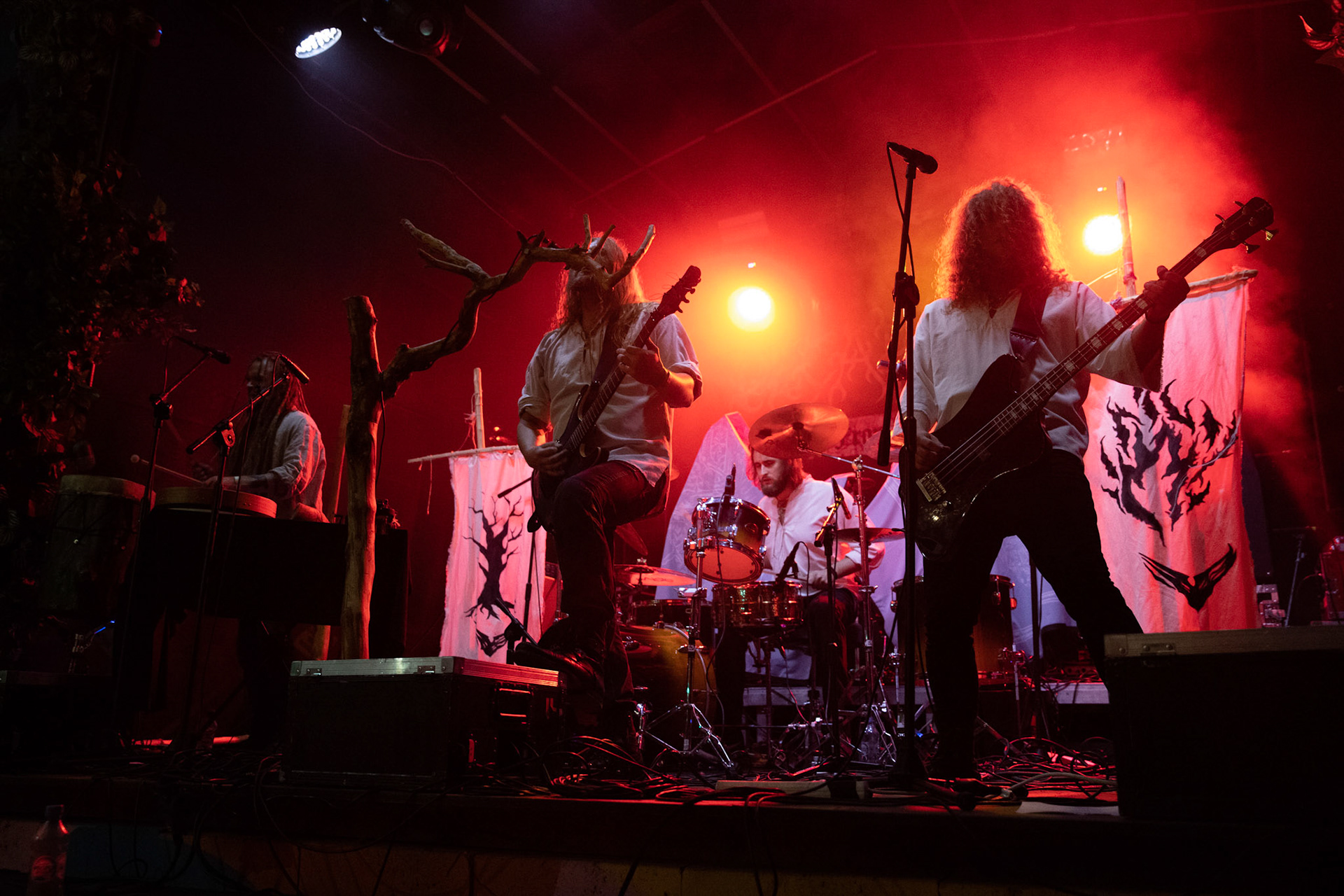 28.08.2021 Varmia - koncert, Warszawa klub REJS,Lato w Plenerze, Winiary Bookings,Lasota wokal, gitara,Cwiara wokal, bas,Emil perkusja,Piotr instrumenty perkusyjne, rog kozla, drewniana tuba, wokal, krivula i tagelharpa,Fot. Andrzej Wasilkiewicz/Reporter