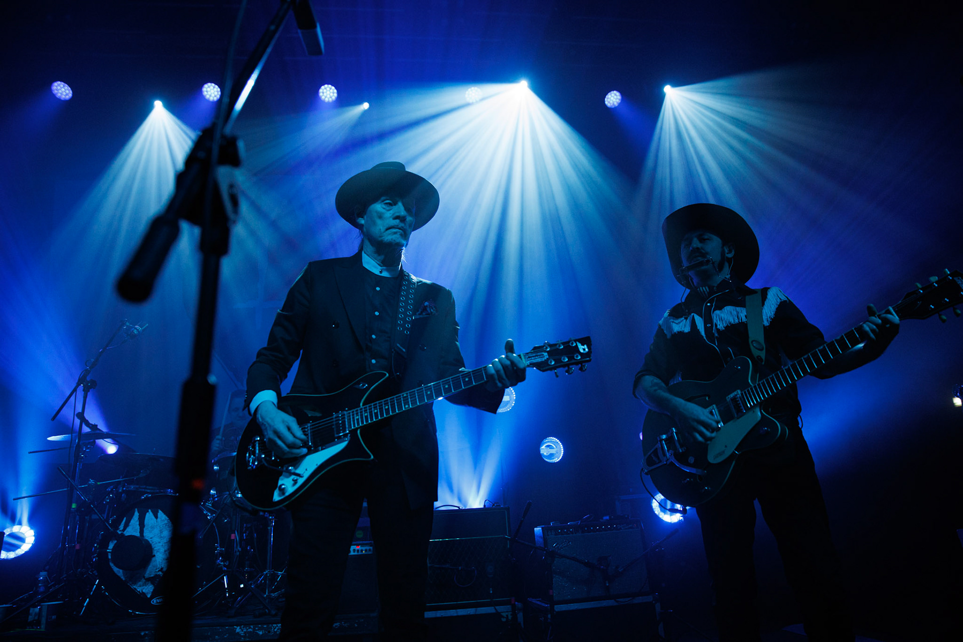 22.01.2022 koncert Me And That Man w Warszawie,Klub Progresja,n/z John Porter - gitara, wokal,n/z Sasha Boole - gitara, wokal,Nergal znany jest z szerokich horyzontow muzycznych. Lider Behemoth nigdy nie kryl swojej sympatii do lzejszej, klimatycznej muzyki, spod znaku country, folku, bluesa. Dowodem jest zespol Me And That Man.Fot. Andrzej Wasilkiewicz/Reporter