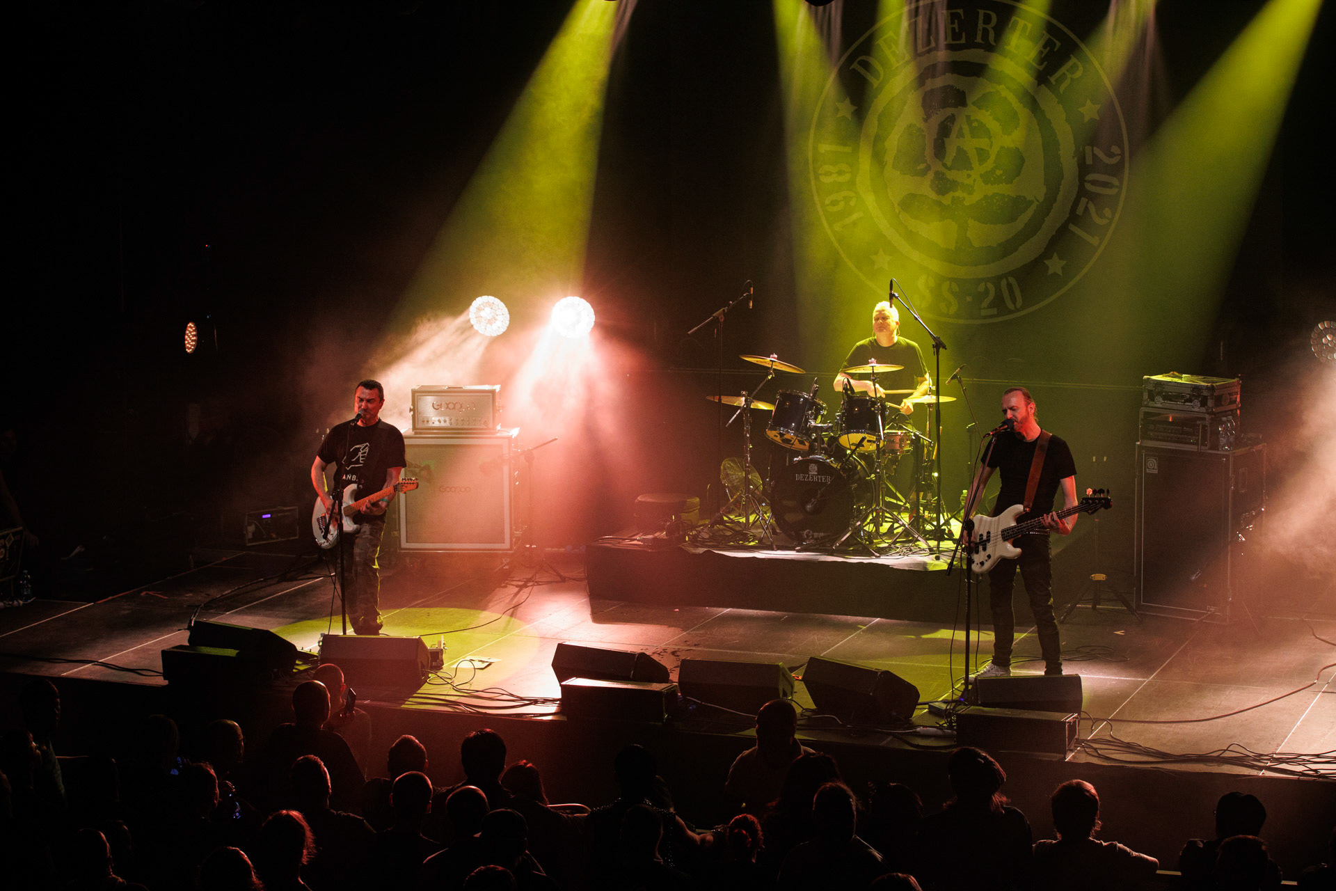 16.11.2021 Dezerter - 40 lecie,koncert Warszawa Palladium. N/z Robert Robal Matera gitara, N/z Krzysiek Grabowski perkusja,N/zJacek Chrzanowski bass, Dezerter, SS20, Punk, Punkrock, hardcore, rock.fot. Andrzej Wasilkiewicz/REPORTER