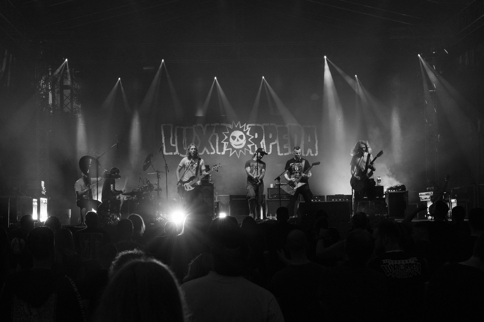 Koncert Luxtorpeda 10 urodziny. Warszawa Progresja.Gramy do Woli.n/z.Robert „Litza” Friedrich – gitara, wokal,n/z.Przemysław „Hans” Frencel – wokal, rapn/z.Robert „Drężmak” Drężek – gitaran/z.Krzysztof „Kmieta” Kmiecik – gitara basowan/z.Tomasz „Krzyżyk” Krzyżaniak – perkusjaFot. Andrzej kaziq Wasilkiewicz/Reporter