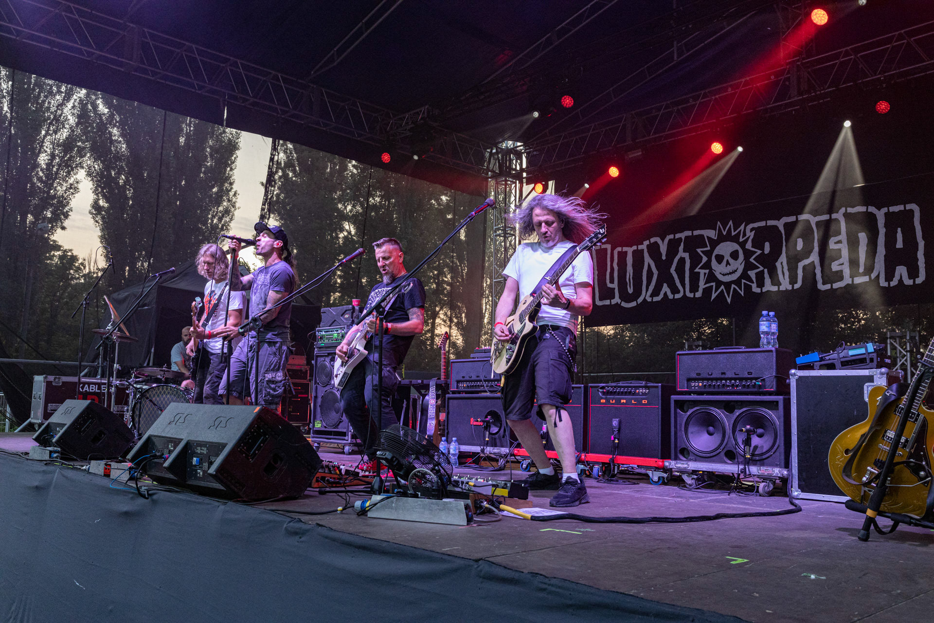 Koncert Luxtorpeda 10 urodziny. Warszawa Progresja.Gramy do Woli.n/z.Robert „Litza” Friedrich – gitara, wokal,n/z.Przemysław „Hans” Frencel – wokal, rapn/z.Robert „Drężmak” Drężek – gitaran/z.Krzysztof „Kmieta” Kmiecik – gitara basowan/z.Tomasz „Krzyżyk” Krzyżaniak – perkusjaFot. Andrzej kaziq Wasilkiewicz/Reporter