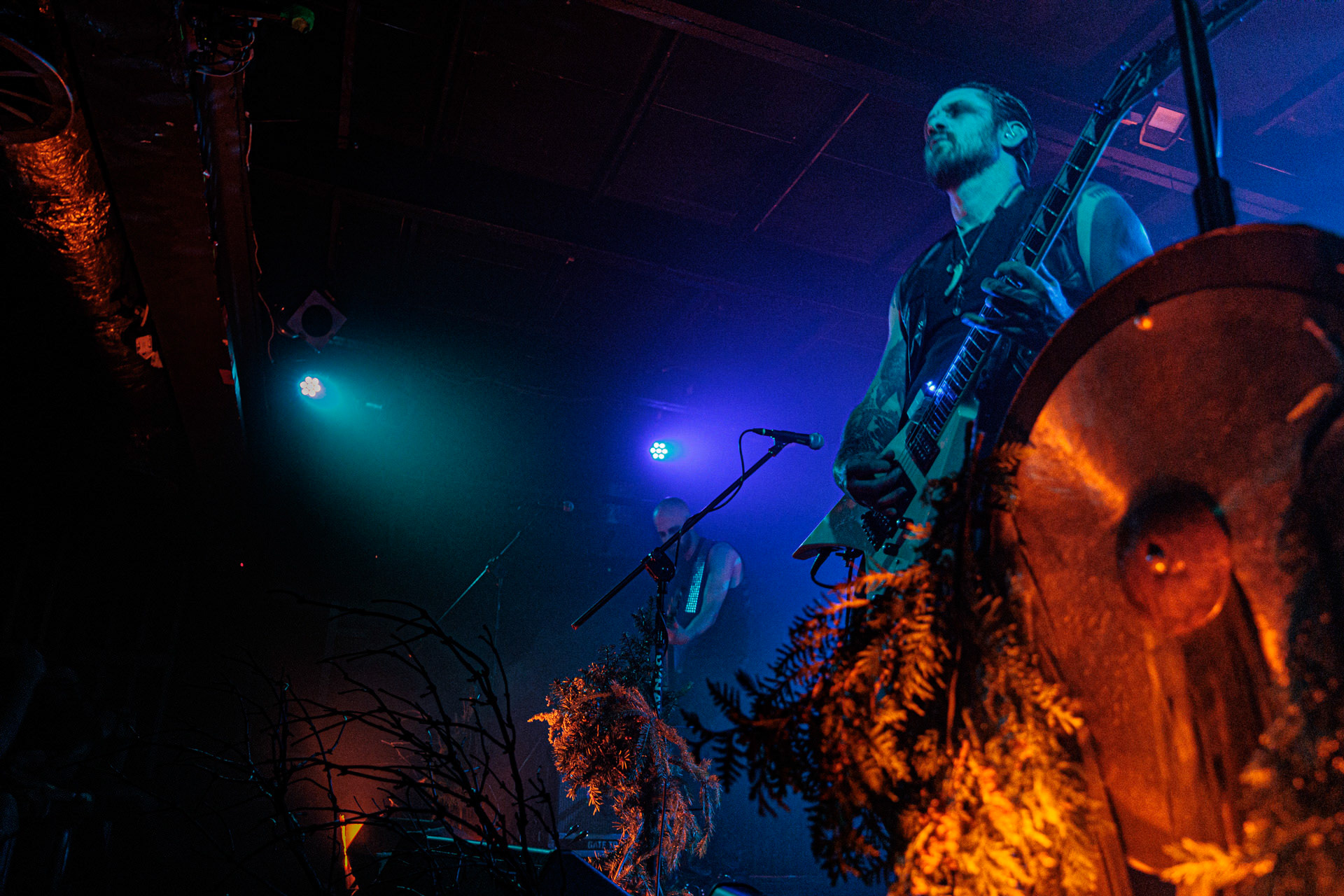 21.10.2022 𝗪𝗢𝗟𝗩𝗘𝗦 𝗜𝗡 𝗧𝗛𝗘 𝗧𝗛𝗥𝗢𝗡𝗘 𝗥𝗢𝗢𝗠 - klimatyczny black metal,  zespół braci Nathana i Aarona Weaverow. Powstal w 2002 roku w Olympia w stanie Waszyngton.  W amerykanskim sercu natury, gor, lasow i jezior, przyroda przeklada sie na atmosfere muzyki WITTR, w ktorej poza blackowymi, jest miejsce na elementy transowe i ambientowe. Wolves In The Throne Room gra bez makijazy, bez kapturow i masek, przy swietle plomieni, co tworzy aure swoistego muzycznego rytualu. Nathan Weaver – guitar, lead vocals,Aaron Weaver – drums, bass, synthesizers,Kody Keyworth – guitar, vocals, Produkcja Knock Out Productions,fot. Andrzej Wasilkiewicz/Reporter