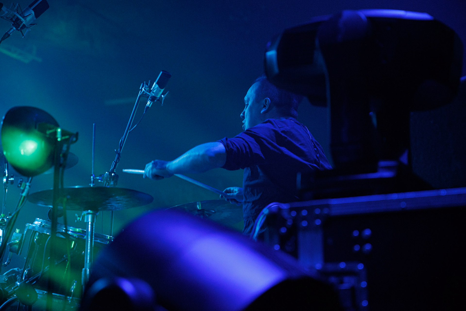 22.01.2022 koncert Me And That Man w Warszawie,Klub Progresja,n/z Lukasz Kumanski - perkusja, Nergal znany jest z szerokich horyzontow muzycznych. Lider Behemoth nigdy nie kryl swojej sympatii do lzejszej, klimatycznej muzyki, spod znaku country, folku, bluesa. Dowodem jest zespol Me And That Man.Fot. Andrzej Wasilkiewicz/Reporter