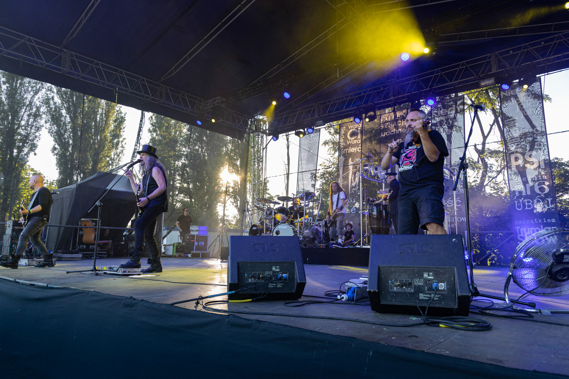 Hunter - postpandemoniczny koncert z okazji XXXV-lecia.Progresja - Gramy do Woli, Warszawa.Paweł „Drak” Grzegorczyk – wokal, gitara, Piotr „Pit” Kędzierzawski – gitara, Michał „Jelonek” Jelonek – skrzypce, Konrad „Saimon” Karchut – gitara basowa, Dariusz „Daray” Brzozowski – perkusja, Arkadiusz „Letki” Letkiewicz – instrumenty perkusyjne.Letnia Scena Progresji.fot. Andrzej Wasilkiewicz/Reporter