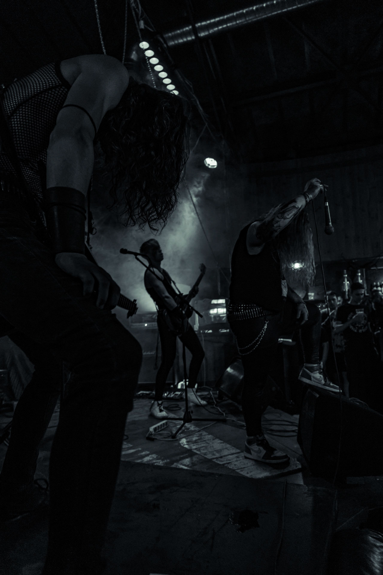 BAGNO (oldschool black/death)w składzie:Krzysiek - wokalKuba - gitaraThrasher - gitara Kacper - bassMaciek - garyDestrukcja i zgnilizna, wszystko czego nie chcesz usłyszeć a i tak się pojawisz, Druga fala dobrej muzy z Rzeszowa, bo pierwsza skończyła się w latach 90.Produkcja Left Hand Soundsfot. Andrzej Wasilkiewicz/kaziq.com