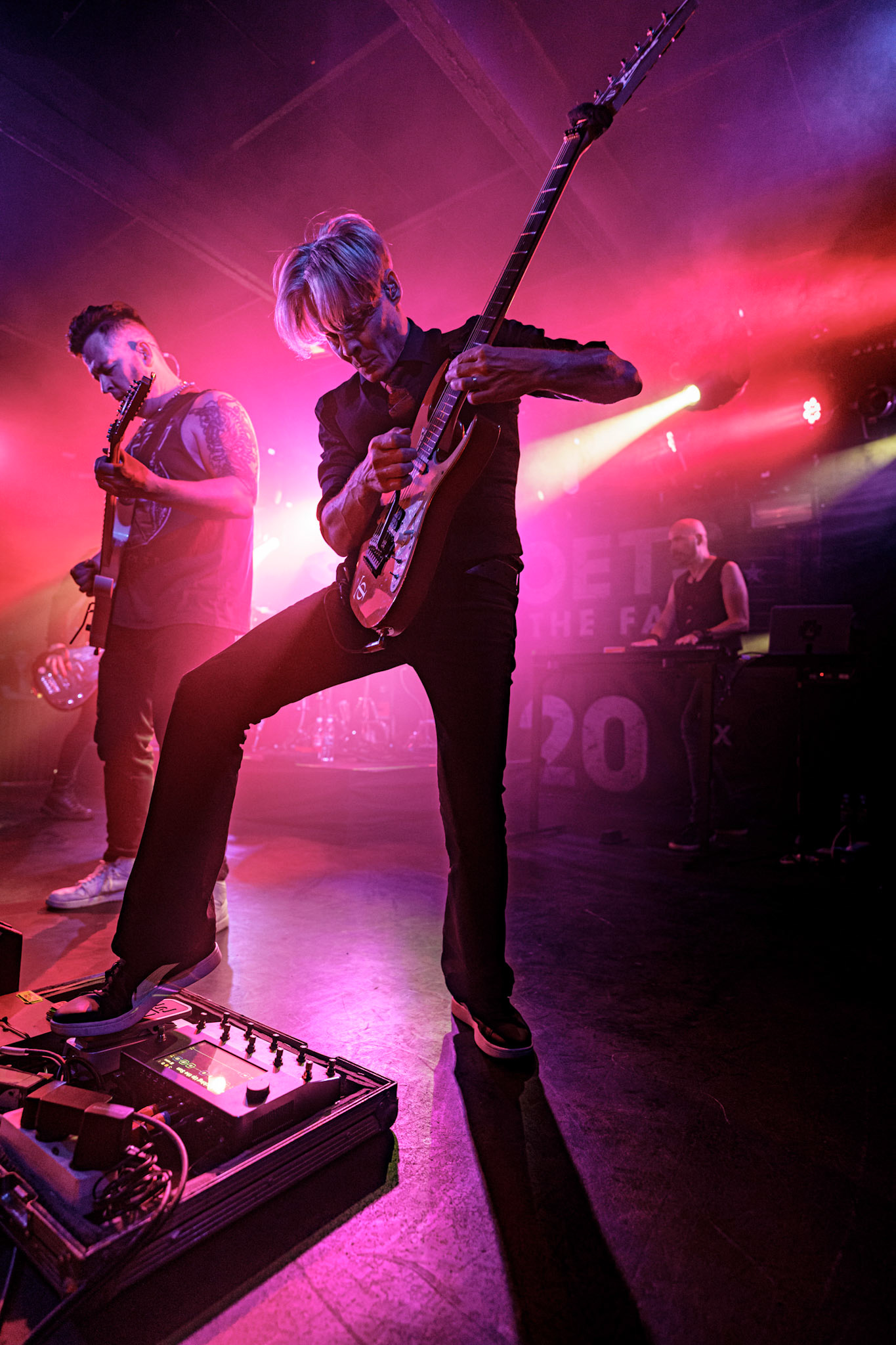 2023.09.04 Poets of the Fall - Warszawa, klub Proxima. To już 20 lat od kiedy rockowy zespół Poets of the Fall odnosi sukcesy na międzynarodowej scenie. Z tej okazji zespół wyrusza w trasę jubileuszową, która obejmie też Polskę. Grupa zagrała w warszawskiej Proximie 4 września 2023 roku. Produkcja Fource.pl  fot. Andrzej Wasilkiewicz/kaziq.com