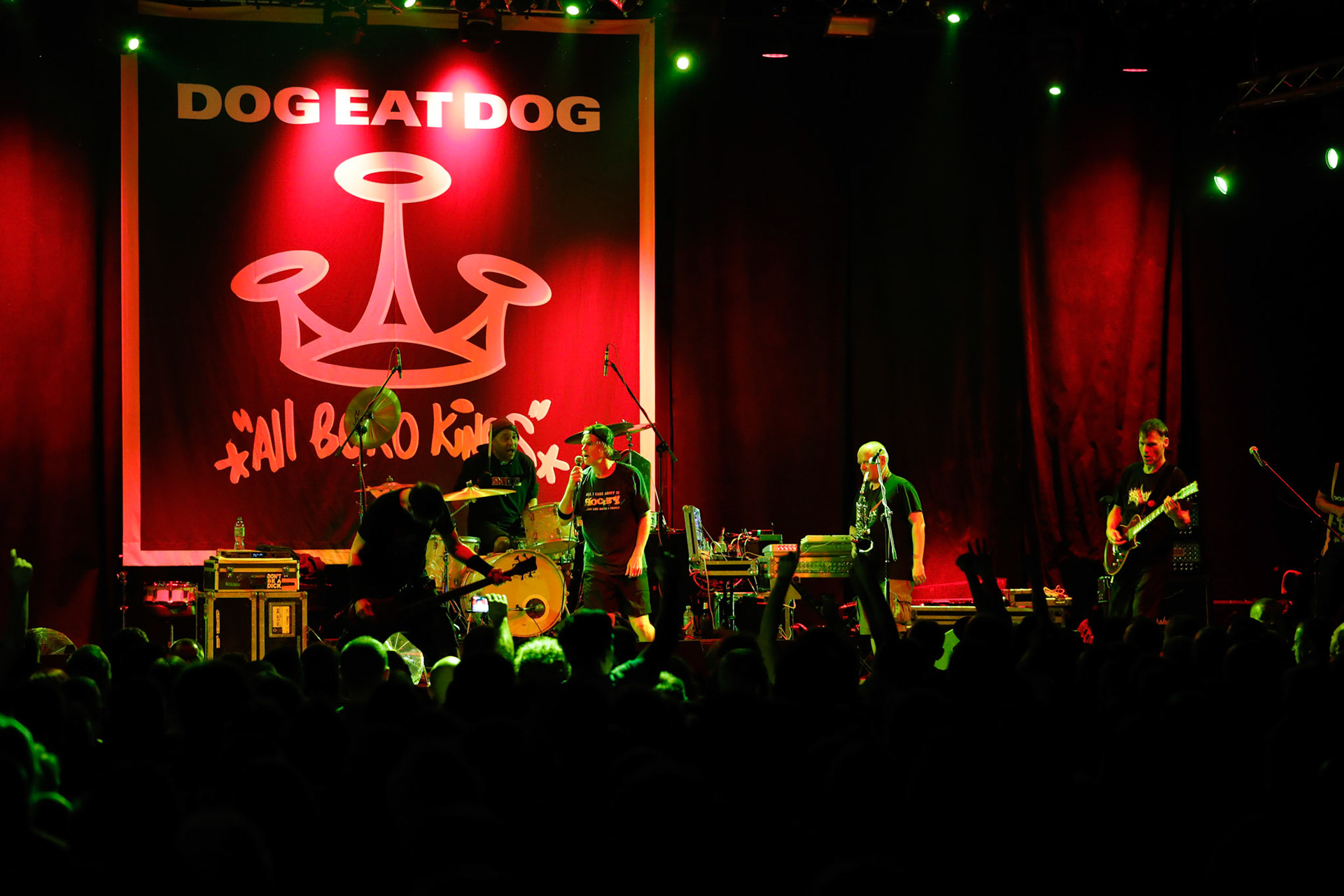 Dog Eat Dog - USA - hardcore, punkrock, rap, metal, hip hop,reggae, soul, funk,
Dave Neabore (bass), 
John Connor (vocals), 
Brandon Finley (drums) 
Roger Hämmerli (guitar)
Bozez (sax & beer)
koncert w Warszawskiej Progresji w ramach trasy 25 lat All Boro Kings zespołu Dog Eat Dog.
fot. Andrzej Wasilkiewicz/Reporter