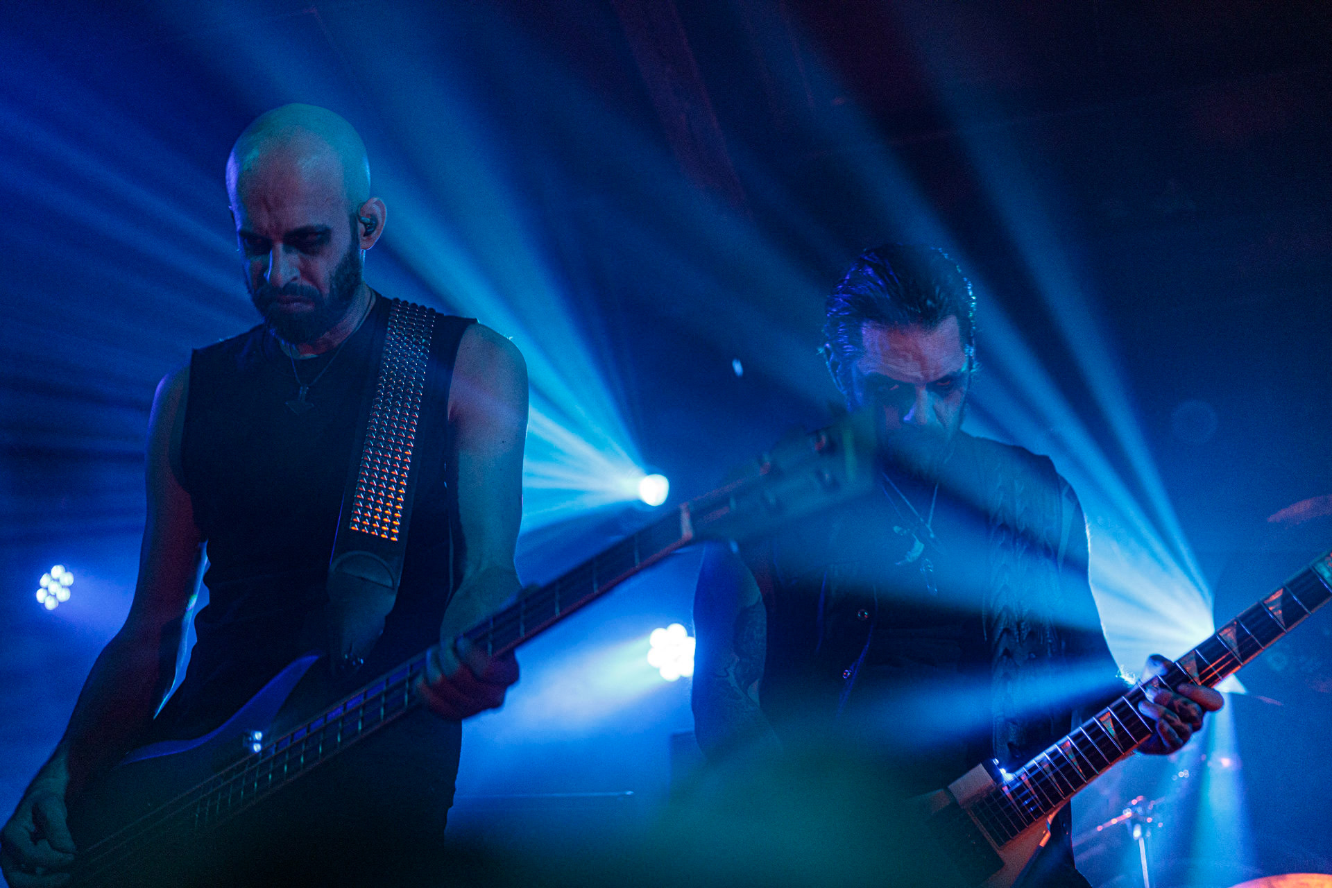 21.10.2022 𝗪𝗢𝗟𝗩𝗘𝗦 𝗜𝗡 𝗧𝗛𝗘 𝗧𝗛𝗥𝗢𝗡𝗘 𝗥𝗢𝗢𝗠 - klimatyczny black metal,  zespół braci Nathana i Aarona Weaverow. Powstal w 2002 roku w Olympia w stanie Waszyngton.  W amerykanskim sercu natury, gor, lasow i jezior, przyroda przeklada sie na atmosfere muzyki WITTR, w ktorej poza blackowymi, jest miejsce na elementy transowe i ambientowe. Wolves In The Throne Room gra bez makijazy, bez kapturow i masek, przy swietle plomieni, co tworzy aure swoistego muzycznego rytualu. Nathan Weaver – guitar, lead vocals,Aaron Weaver – drums, bass, synthesizers,Kody Keyworth – guitar, vocals, Produkcja Knock Out Productions,fot. Andrzej Wasilkiewicz/Reporter